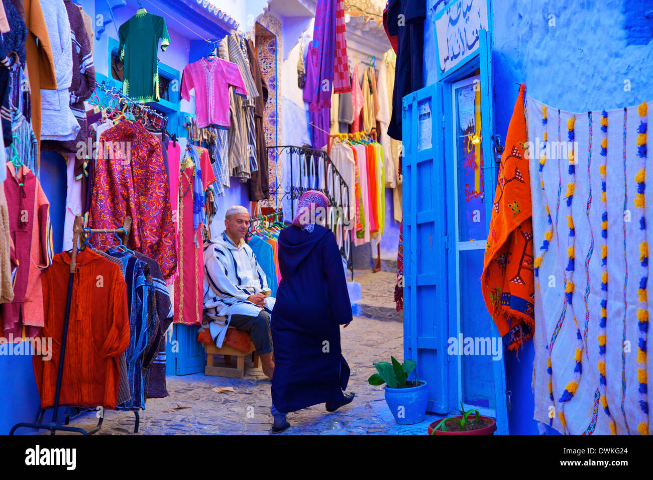 Negozio di souvenir con blue lavato le pareti, Chefchaouen, Marocco, Africa Settentrionale, Africa Foto Stock
