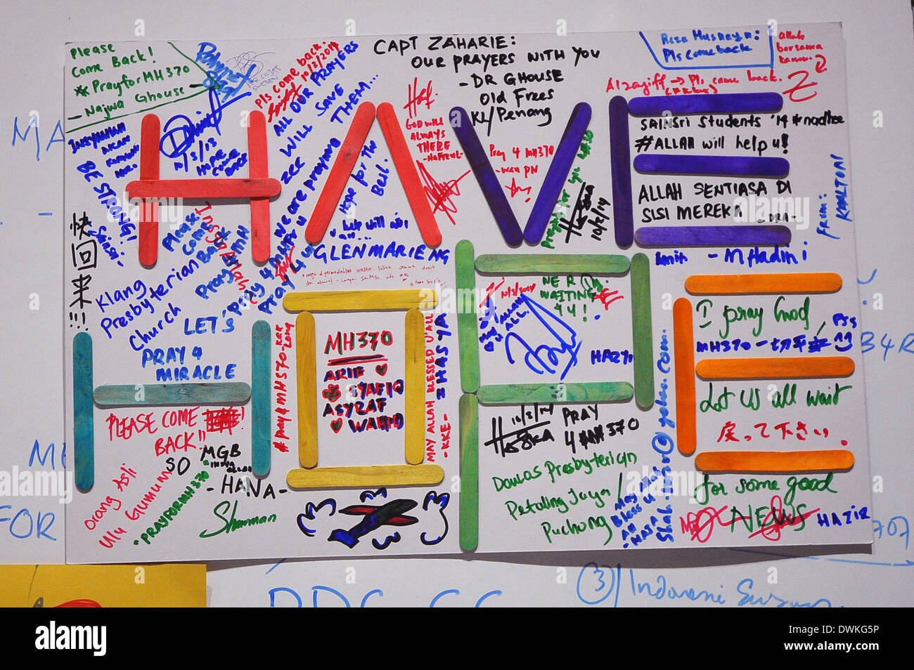 Kuala Lumpur, Malesia. Decimo Mar, 2014. Playcards con i desideri e le speranze sul display all'Aeroporto Internazionale di Kuala Lumpur per la mancanza della Malaysia piano della compagnia aerea a Sepang, al di fuori di Kuala Lumpur, Malesia, Sabato, 10 marzo 2014. Radar militari indica che manca il Boeing 777 getto di Malaysia Airlines può avere ruotato indietro, Malaysia Air force chief detto Domenica decine e decine di navi e di aeromobili di tutta l'Asia riprende una battuta di caccia per il piano e la sua 239 passeggeri. © Joshua Paul/NurPhoto/ZUMAPRESS.com/Alamy Live News Foto Stock
