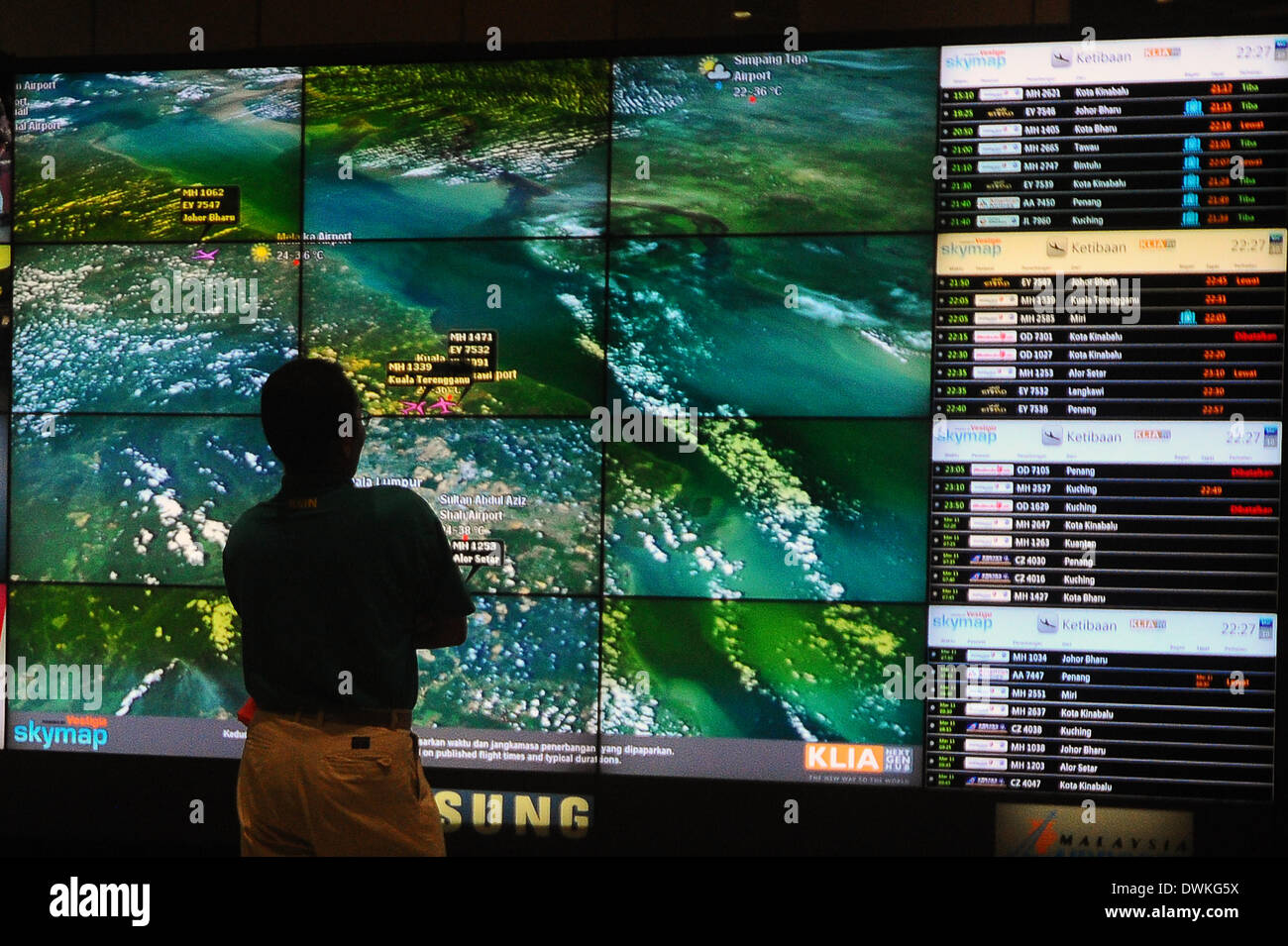 Kuala Lumpur, Malesia. Decimo Mar, 2014. Un uomo controlli sul live flight tracker presso l'Aeroporto di Kuala Lumpur al terzo giorno del mancante della Malaysia Airlines piano, MH370 a Sepang, al di fuori di Kuala Lumpur, Malesia, Sabato, 10 marzo 2014. Radar militari indica che manca il Boeing 777 getto di Malaysia Airlines può avere ruotato indietro, Malaysia Air force chief detto Domenica decine e decine di navi e di aeromobili di tutta l'Asia riprende una battuta di caccia per il piano e la sua 239 passeggeri. © Joshua Paul/NurPhoto/ZUMAPRESS.com/Alamy Live News Foto Stock