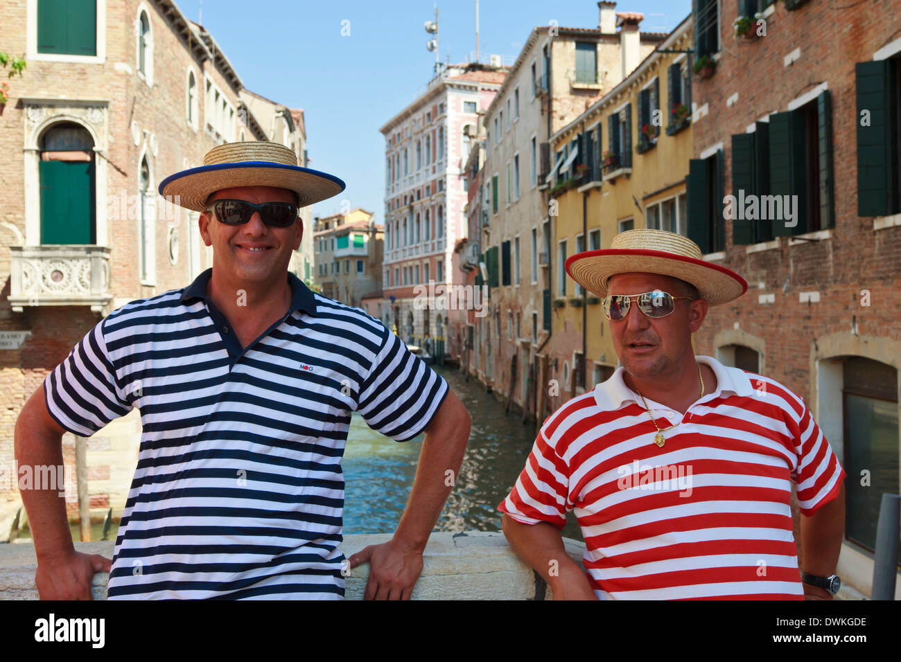 Close up di gondolieri sul ponte sul canale con il rosso e il blu stripey tops, Venezia, Veneto, Italia, Europa Foto Stock