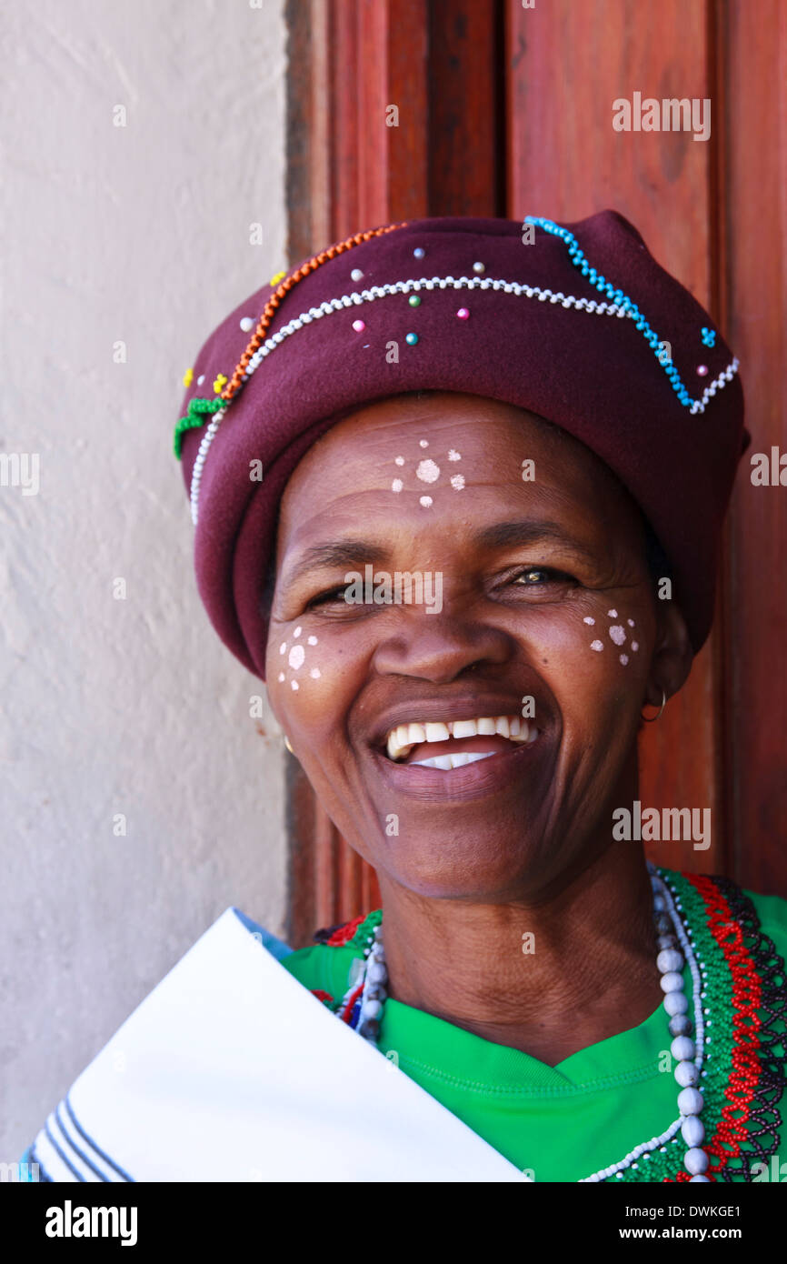 Residente in abito tradizionale a casa sua, Langa Township, Cape Town, Sud Africa e Africa Foto Stock