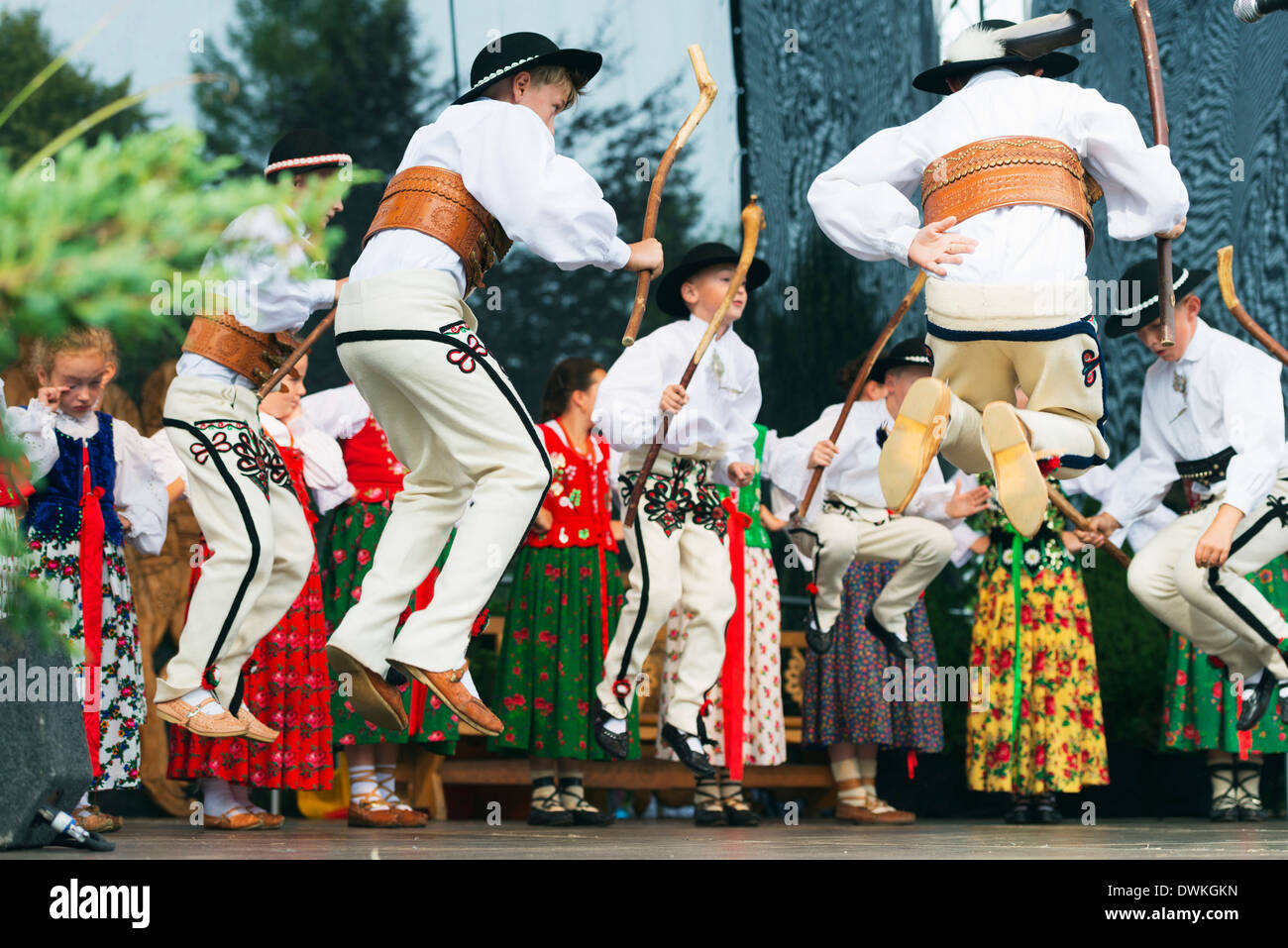 Gli artisti interpreti o esecutori in costume tradizionale, Festival Internazionale del Folklore di montagna, Zakopane, Carpazi, Polonia, Europa Foto Stock