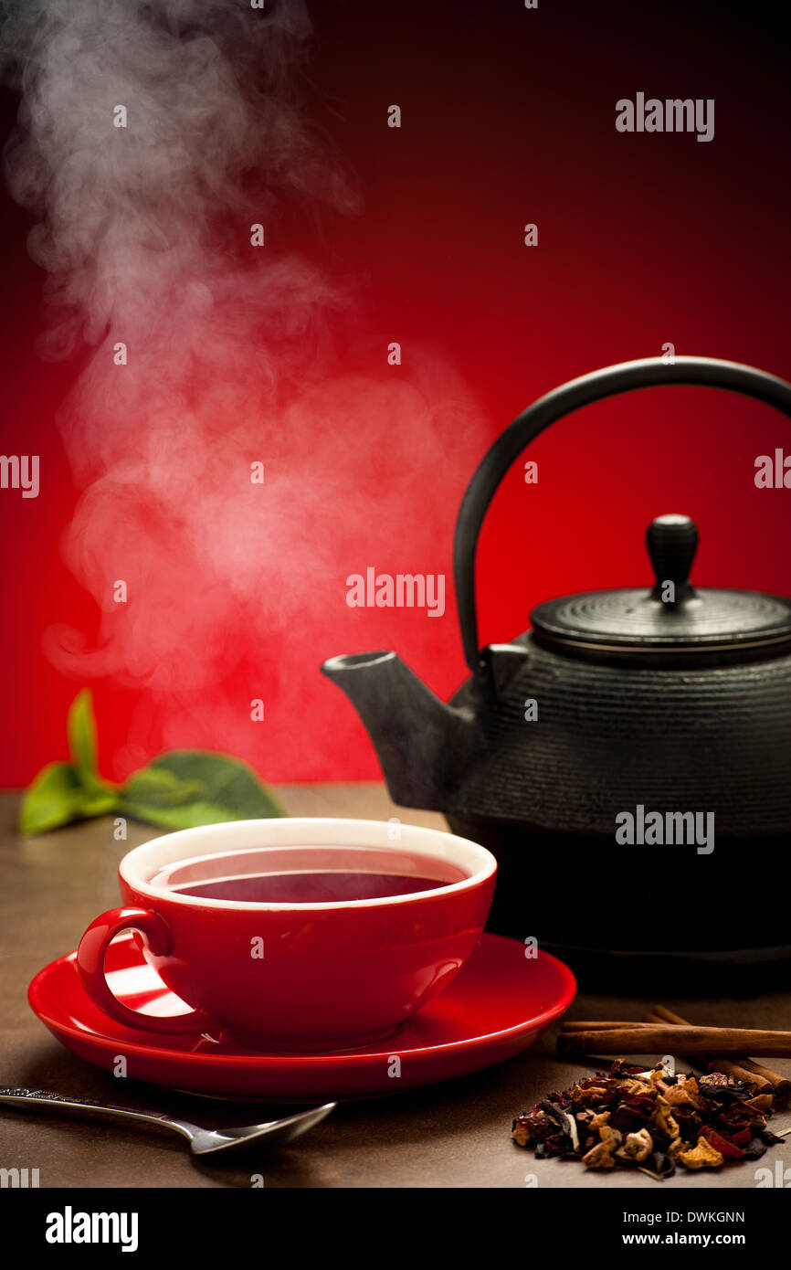 Teiera e tazza da tè arangement su un tavolo Foto Stock