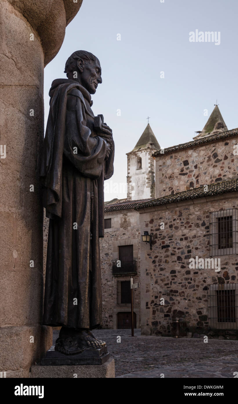San Pedro de Alcantara statua in Caceres, Sito Patrimonio Mondiale dell'UNESCO, Estremadura, Spagna, Europa Foto Stock