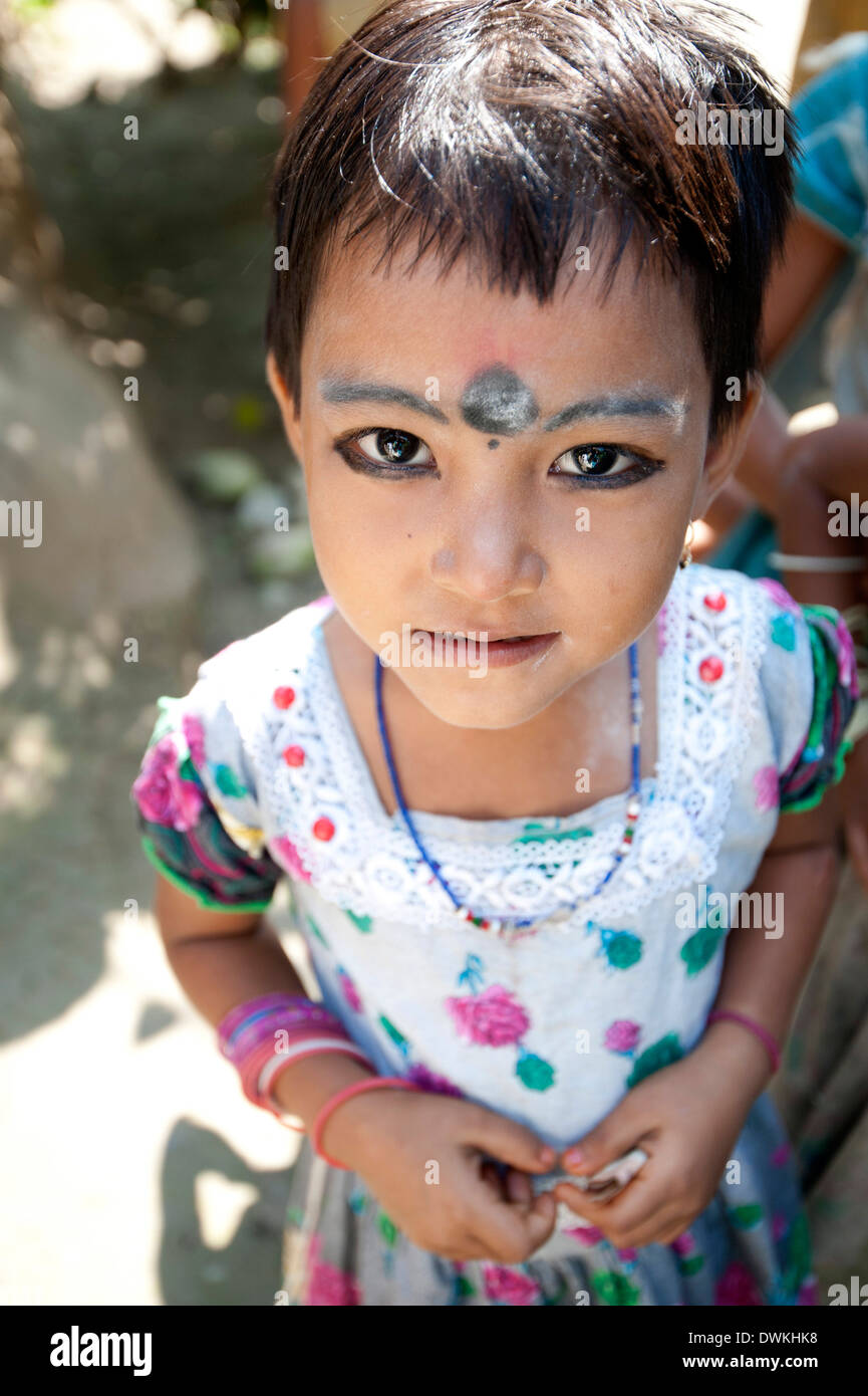 La ragazza del villaggio di Bodo tribù, con Kohl per il make-up sugli occhi e le sopracciglia e black dot per allontanare gli spiriti maligni, Assam, India Foto Stock