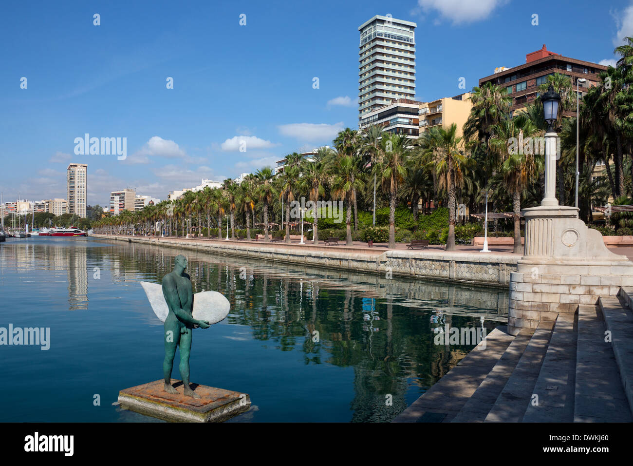 Il lungomare di la Explanada de España nel Mediterraneo Porto di Alicante in Costa Blanca regione della Spagna. Foto Stock