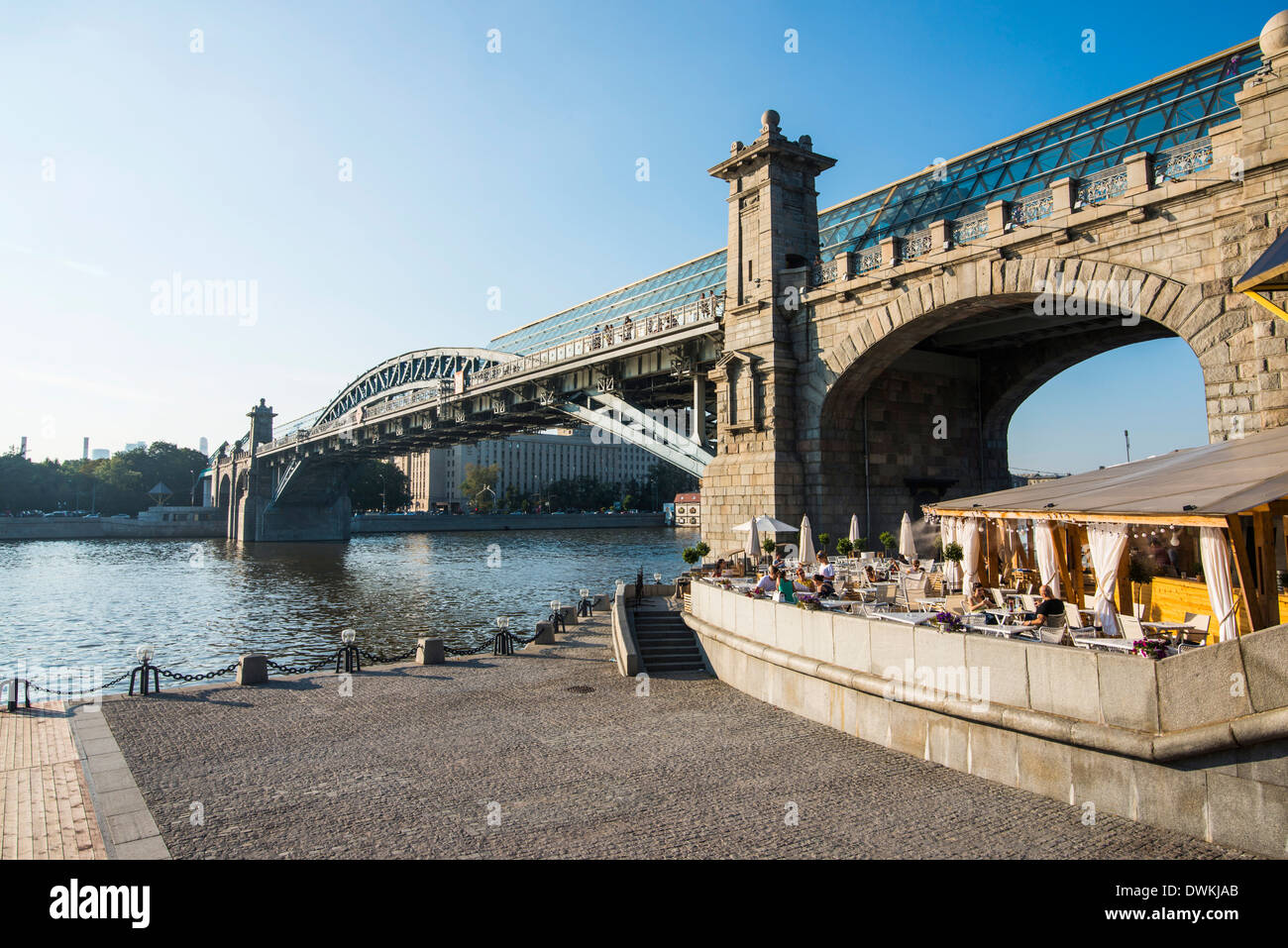 Ristorante al di là di un ponte sul fiume di Mosca Mosca, Russia, Europa Foto Stock