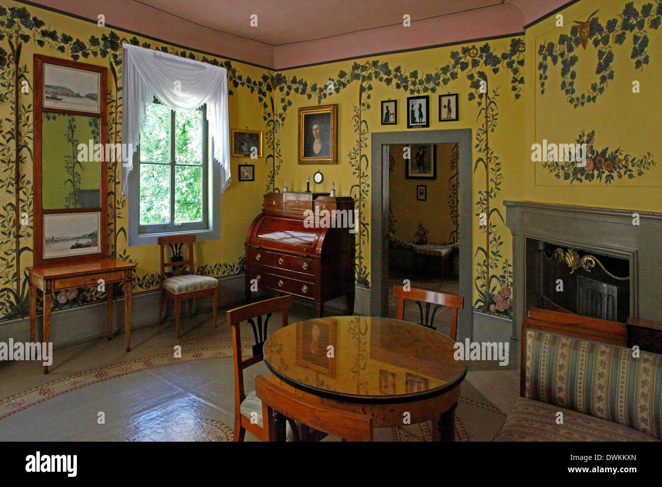 Tiefurt Castello, Goethe_s camera con roll-top della scrivania di mogano da JW Kronrath attorno al 1810, Corona Schröter, pittura ad olio, autoritratto, intorno al 1780, attraverso la porta aperta si vede una parte del piccolo gabinetto. Tiefurt castello, la terza estate resi Foto Stock