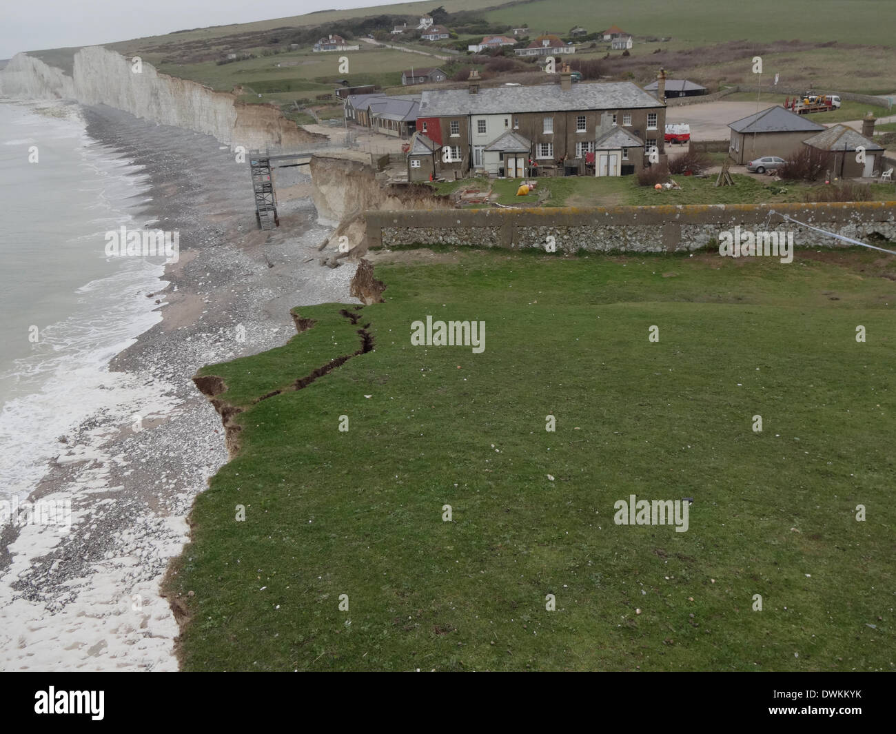 Birling Gap, East Sussex, Regno Unito..11 Marzo 2014..crepe allargamento ma questo tratto di scogliera si blocca su on. Continuano i lavori di riparazione della tempesta passi danneggiati.David Burr/Alamy Live News Foto Stock