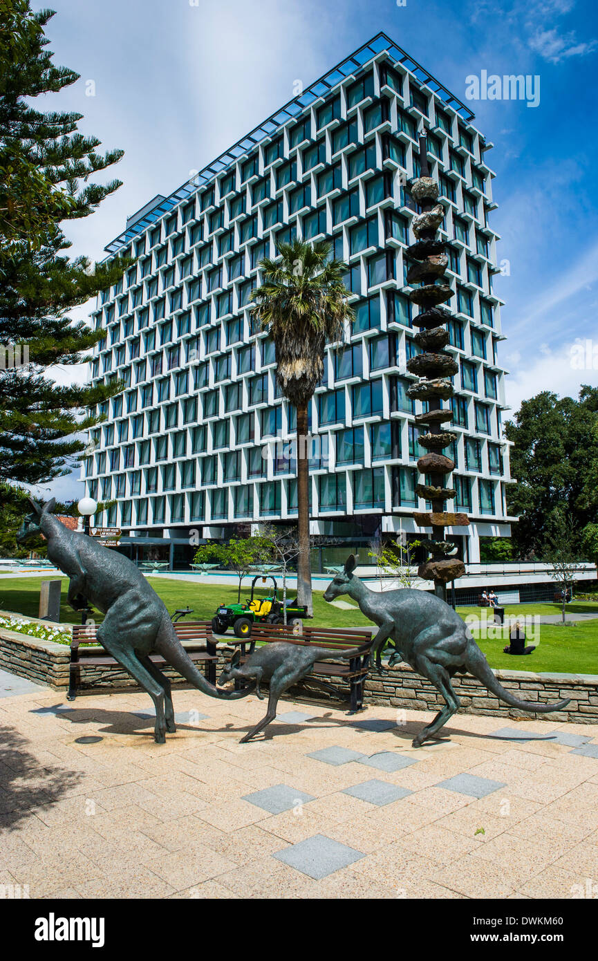 Statua di canguro di fronte alla città di Perth consiglio, Perth, Australia occidentale, Australia Pacific Foto Stock