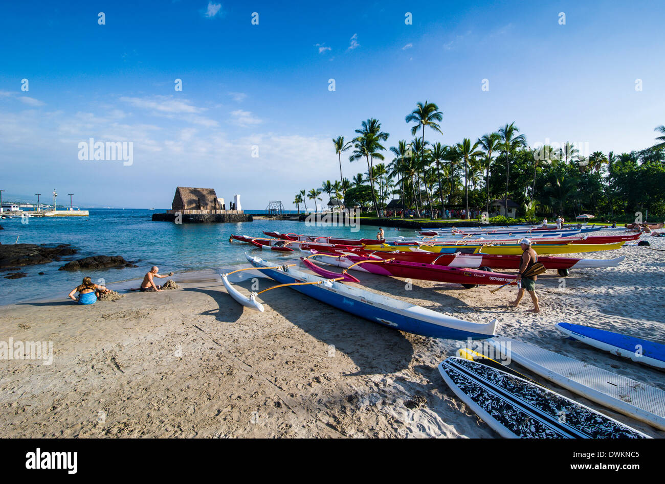 Outrigger barche sulla spiaggia sulla Kamakahonu, Kailua-Kona, Big Island, Hawaii, Stati Uniti d'America, il Pacifico Foto Stock