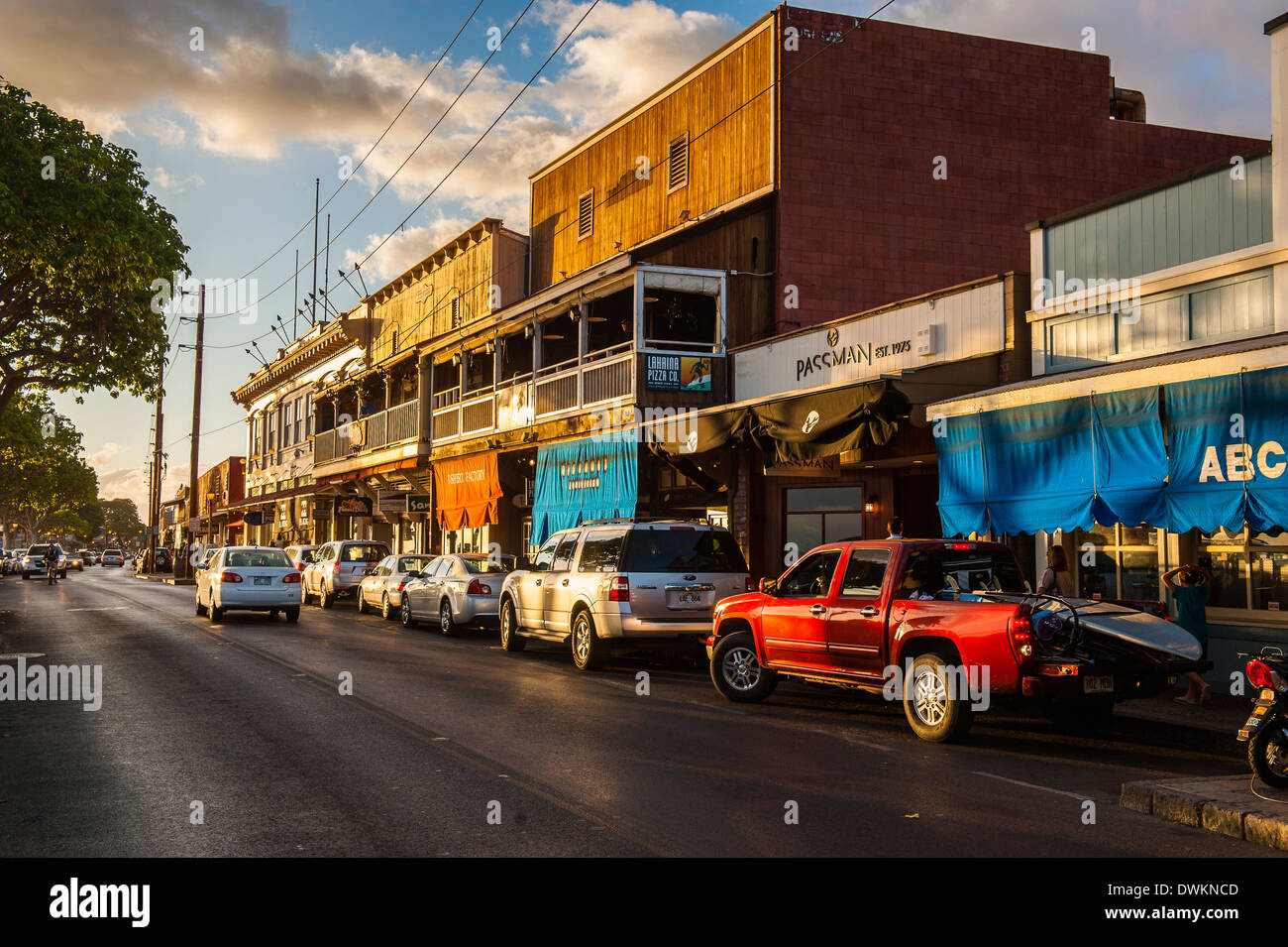 La strada dello shopping di Lahaina al tramonto, Maui, Hawaii, Stati Uniti d'America, il Pacifico Foto Stock