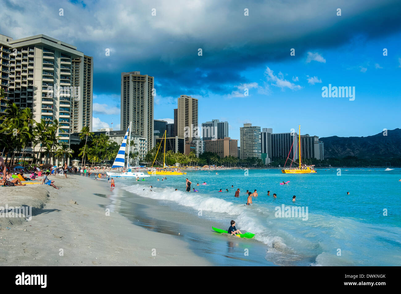Alto hotel sulla spiaggia di Waikiki di Oahu, Hawaii, Stati Uniti d'America, il Pacifico Foto Stock