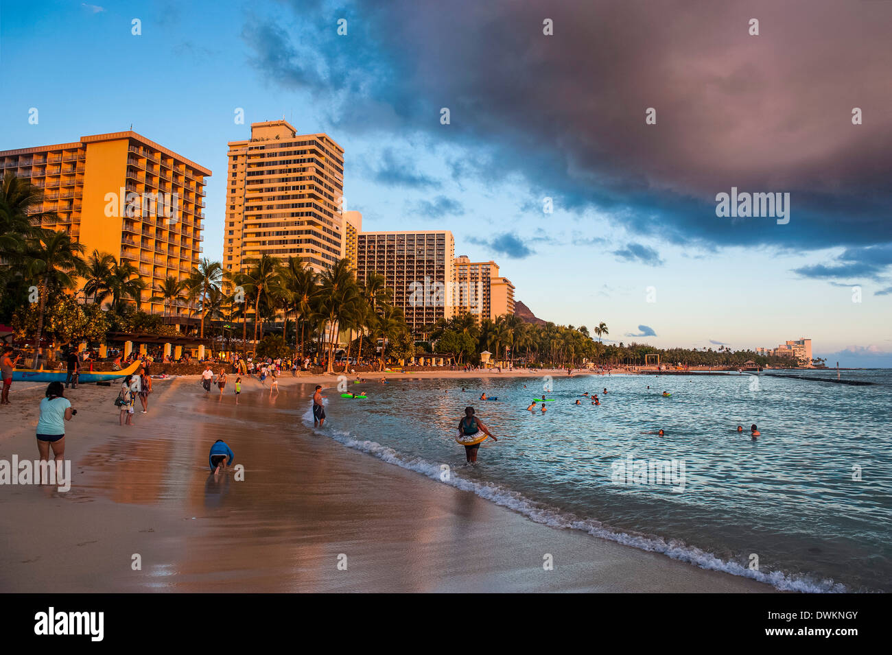 Nel tardo pomeriggio sole sopra gli hotel sulla spiaggia di Waikiki di Oahu, Hawaii, Stati Uniti d'America, il Pacifico Foto Stock