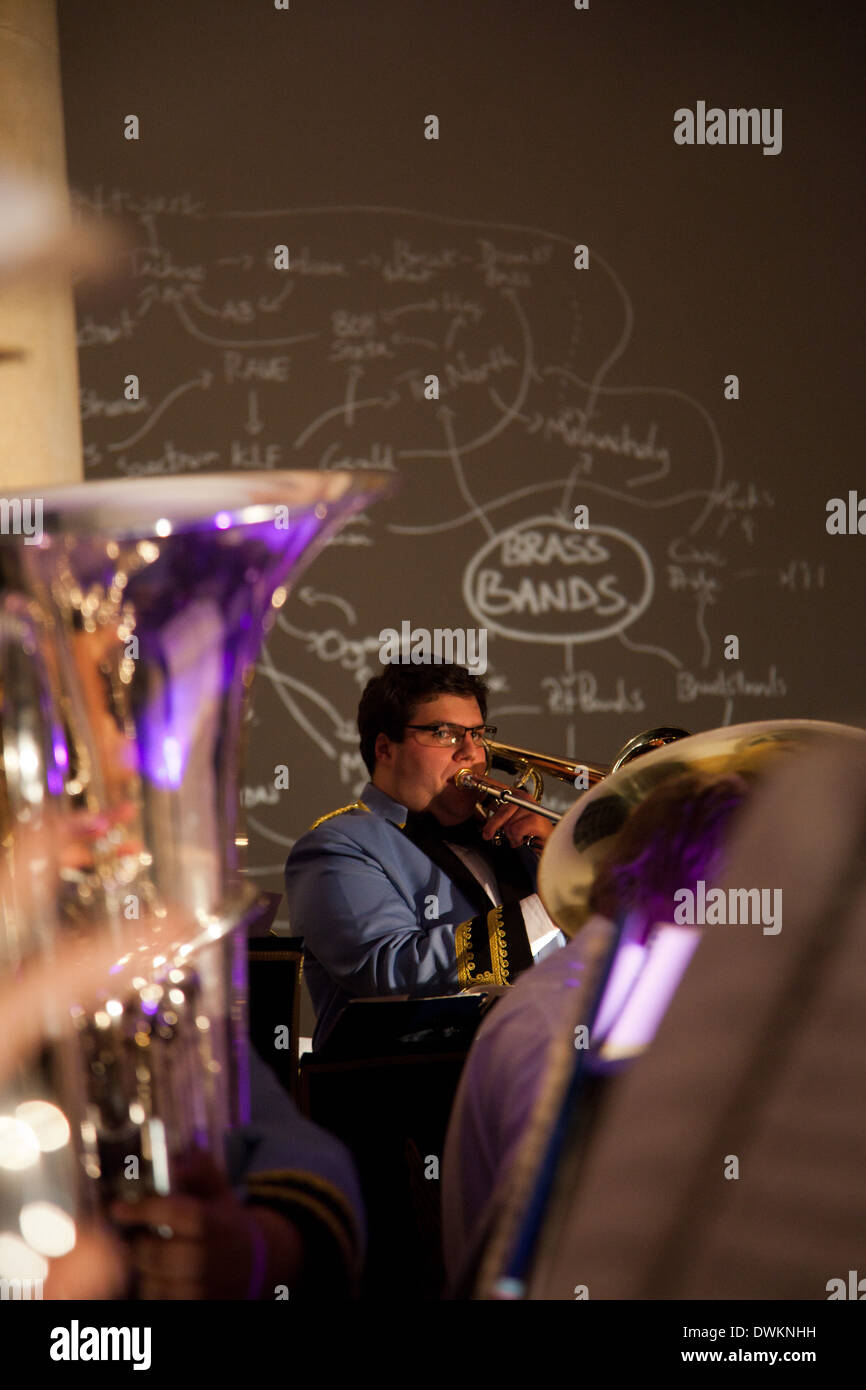 Un trombettista tra compagni di ottone i giocatori. Jeremy Deller acido di ottone con Fairey Brass Band in Duveen gallerie. Foto Stock