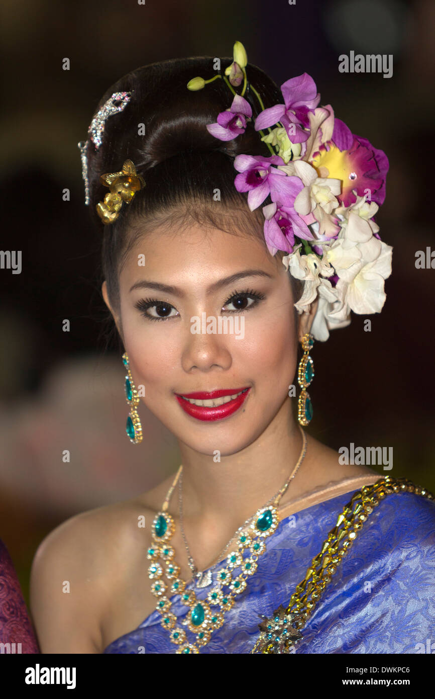 Giovane donna Thai a Loi krathong festival, Chiang Mai, Thailandia del Nord della Thailandia, Asia sud-orientale, Asia Foto Stock