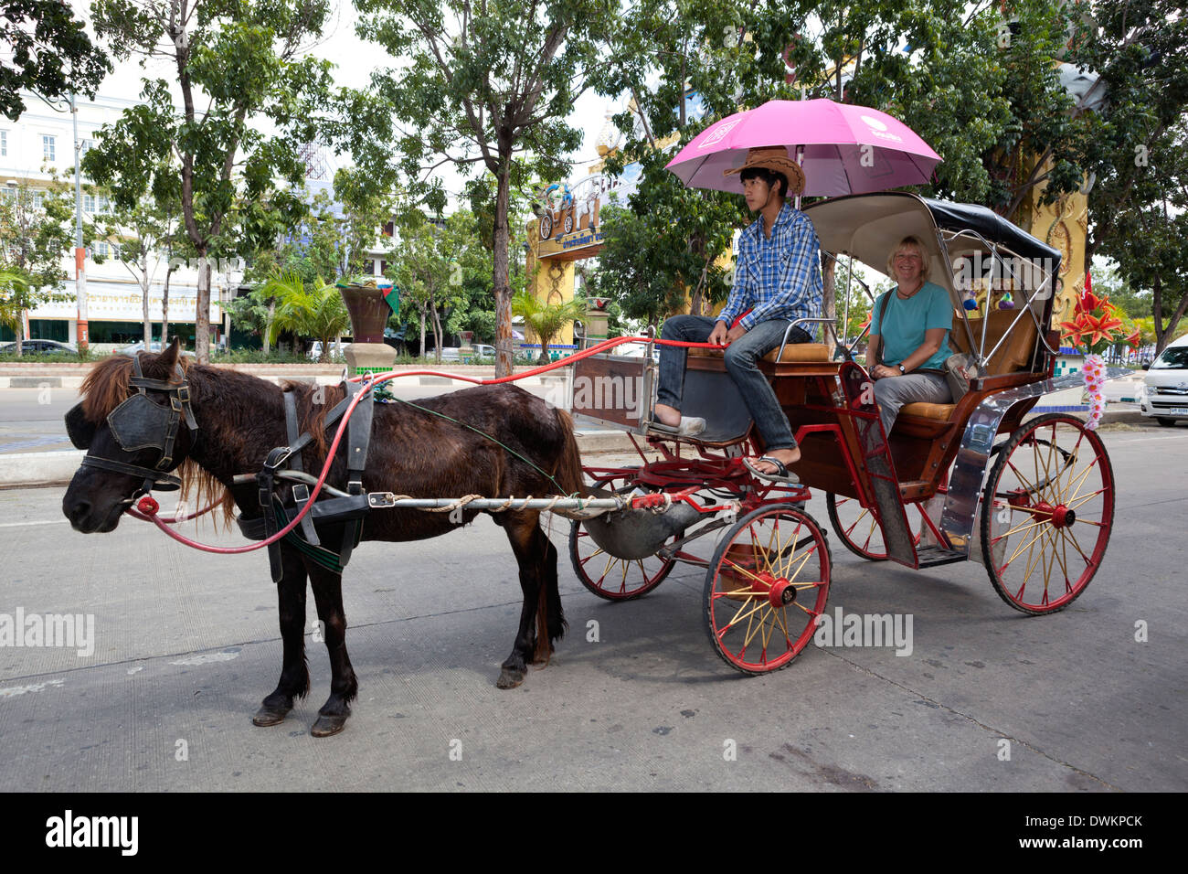 Carro trainato da cavalli con tourist, Lampang, Thailandia del Nord della Thailandia, Asia sud-orientale, Asia Foto Stock