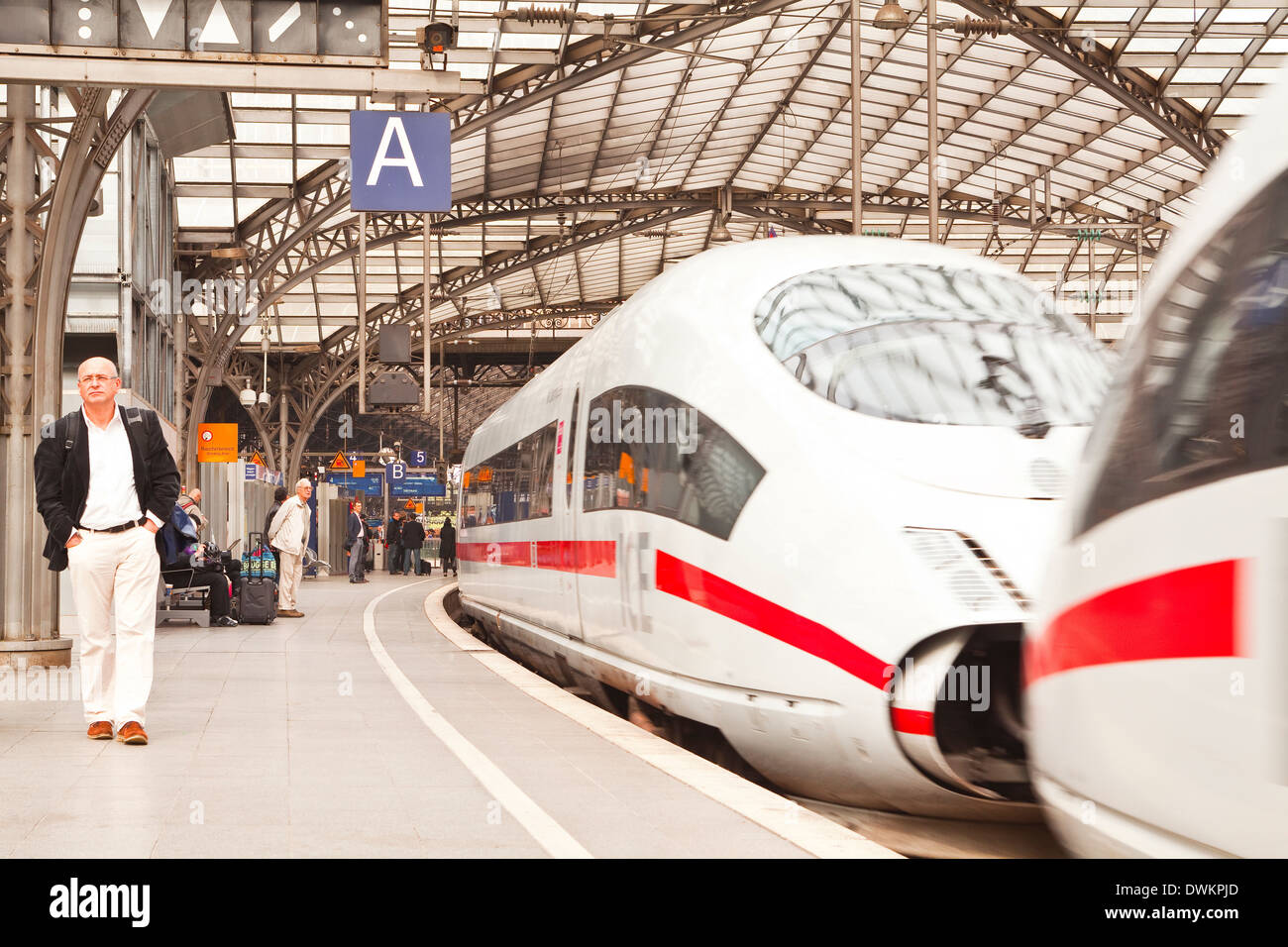 I passeggeri in attesa di salire a bordo di un tomografo highspeed treno ICE a Colonia stazione ferroviaria, Renania settentrionale-Vestfalia, Germania, Europa Foto Stock