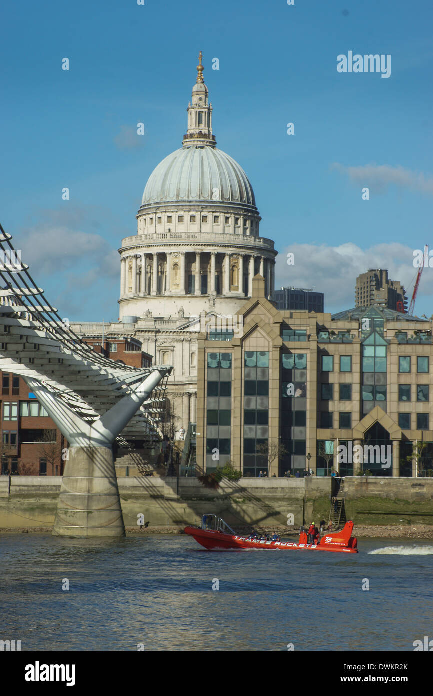 San Paolo e il Millennium Bridge di Londra Foto Stock