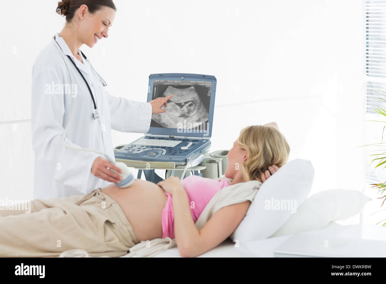 Medico esegue Ultrasound Foto Stock