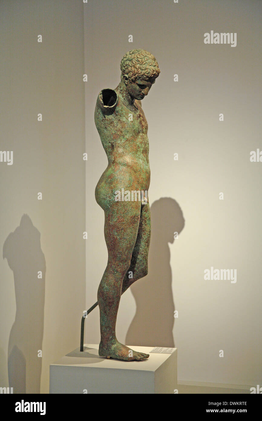 La Grecia, Atene, Archeologia Museo Nazionale, la statua in bronzo di una gioventù. Inizio periodo romano. Foto Stock