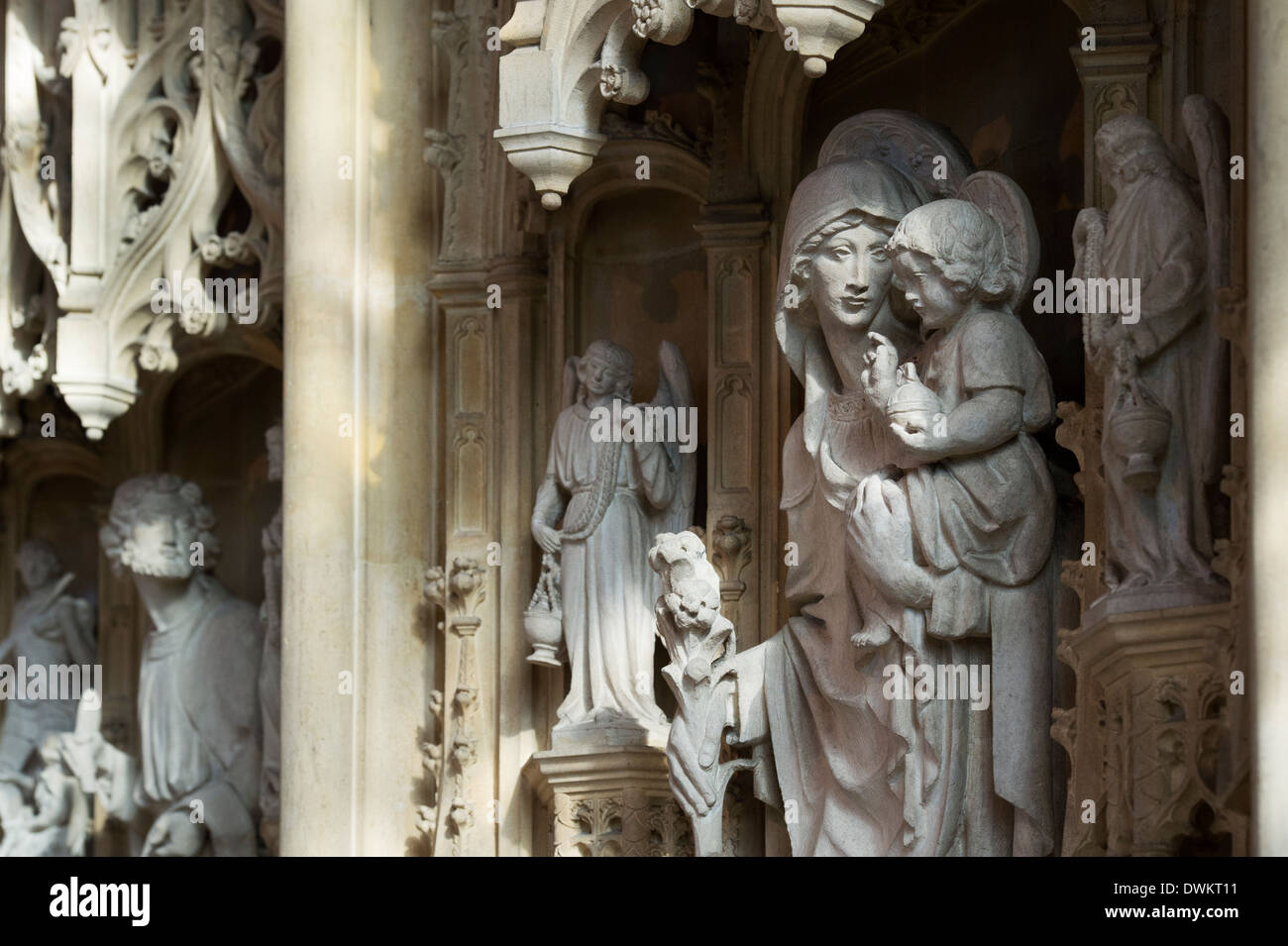 Altare di pietra di intaglio di Maria e Gesù in San Giovanni Battista, burford, Cotswolds, Oxfordshire, Inghilterra Foto Stock