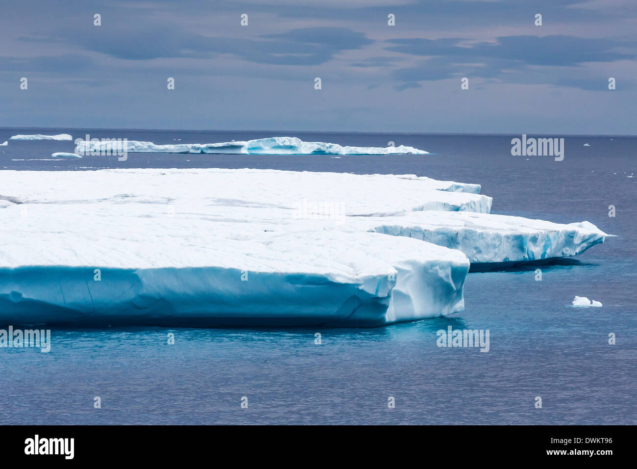 Enormi iceberg tabulari a Isabella Bay, Isola Baffin, Nunavut, Canada, America del Nord Foto Stock