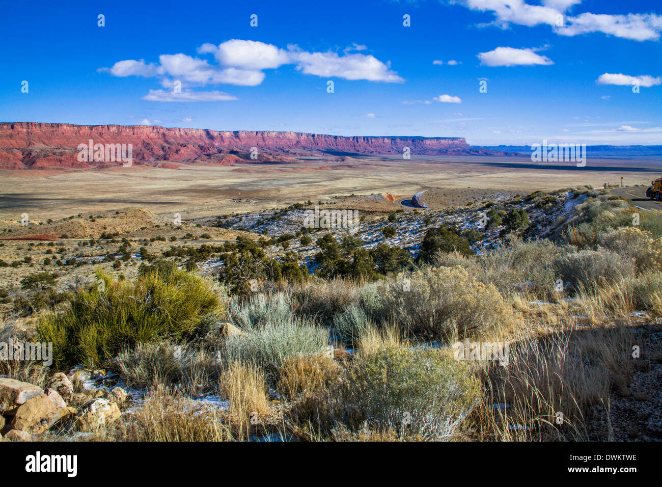 Il vermiglio scogliere di Northern Arizona, preso dall'Autostrada 89 tra il Marble Canyon e Giacobbe Lake, STATI UNITI D'AMERICA Foto Stock
