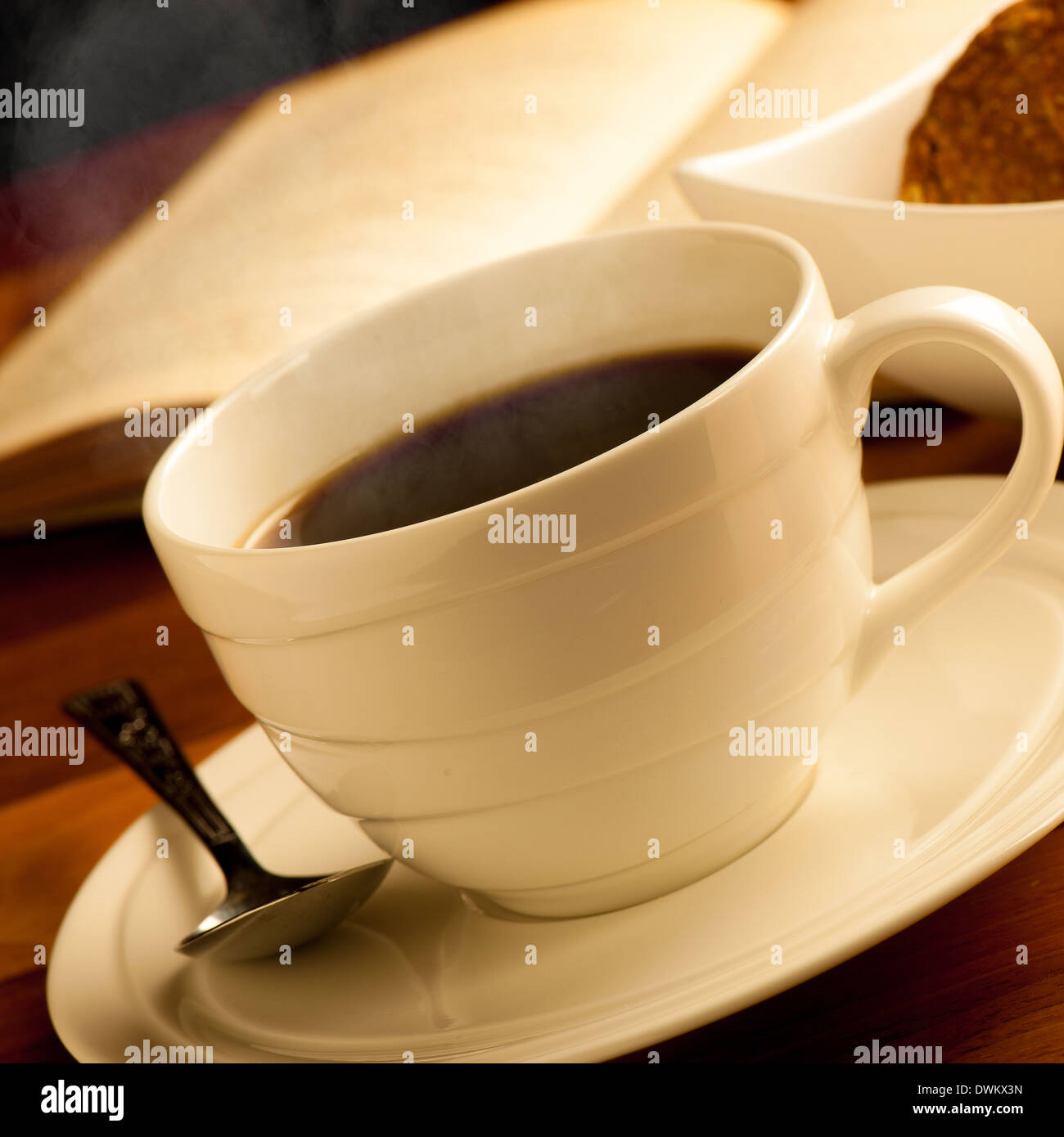 Tazza di delizioso caffè nero su un tavolo di legno Foto Stock