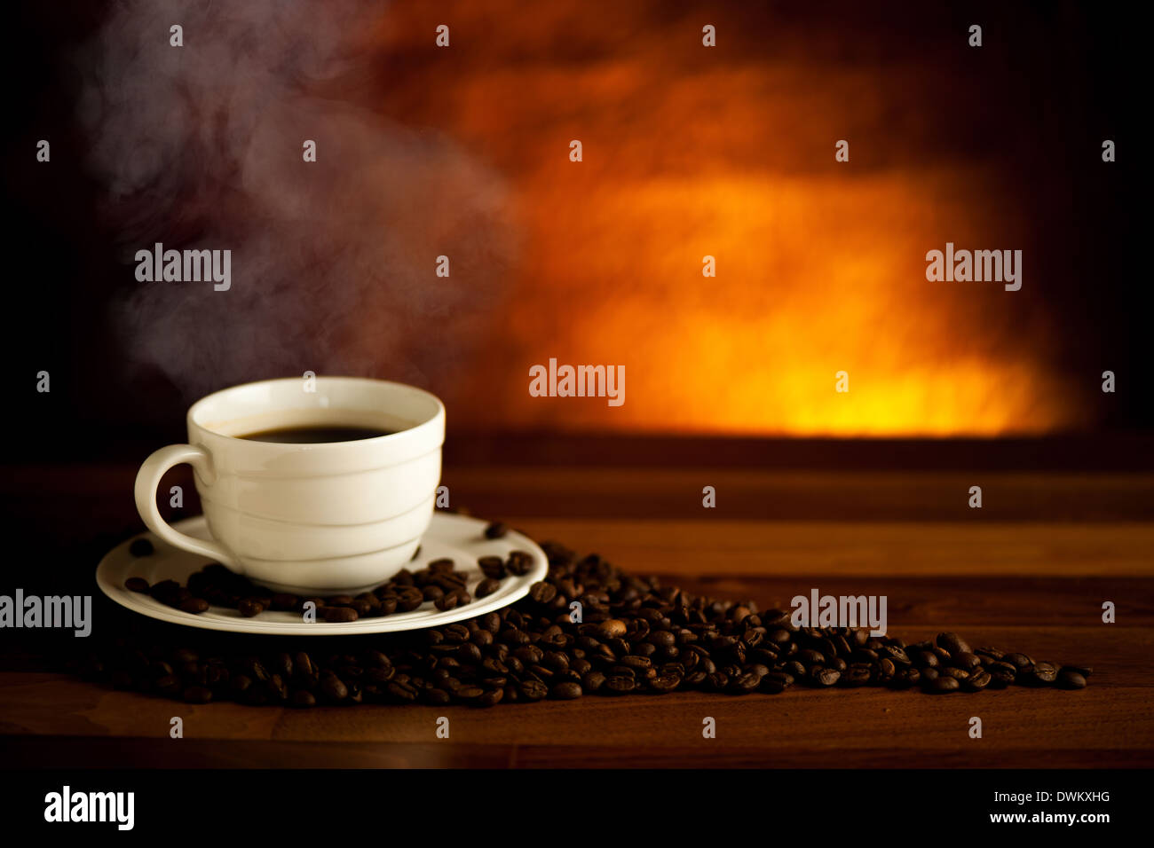 Tazza di delizioso caffè nero su un tavolo di legno Foto Stock