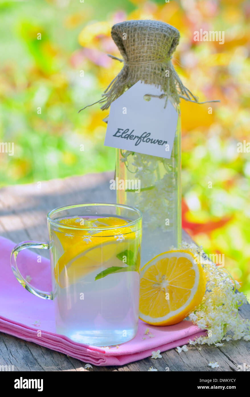 Lâ Elderflower fresco e succo di limone Foto Stock