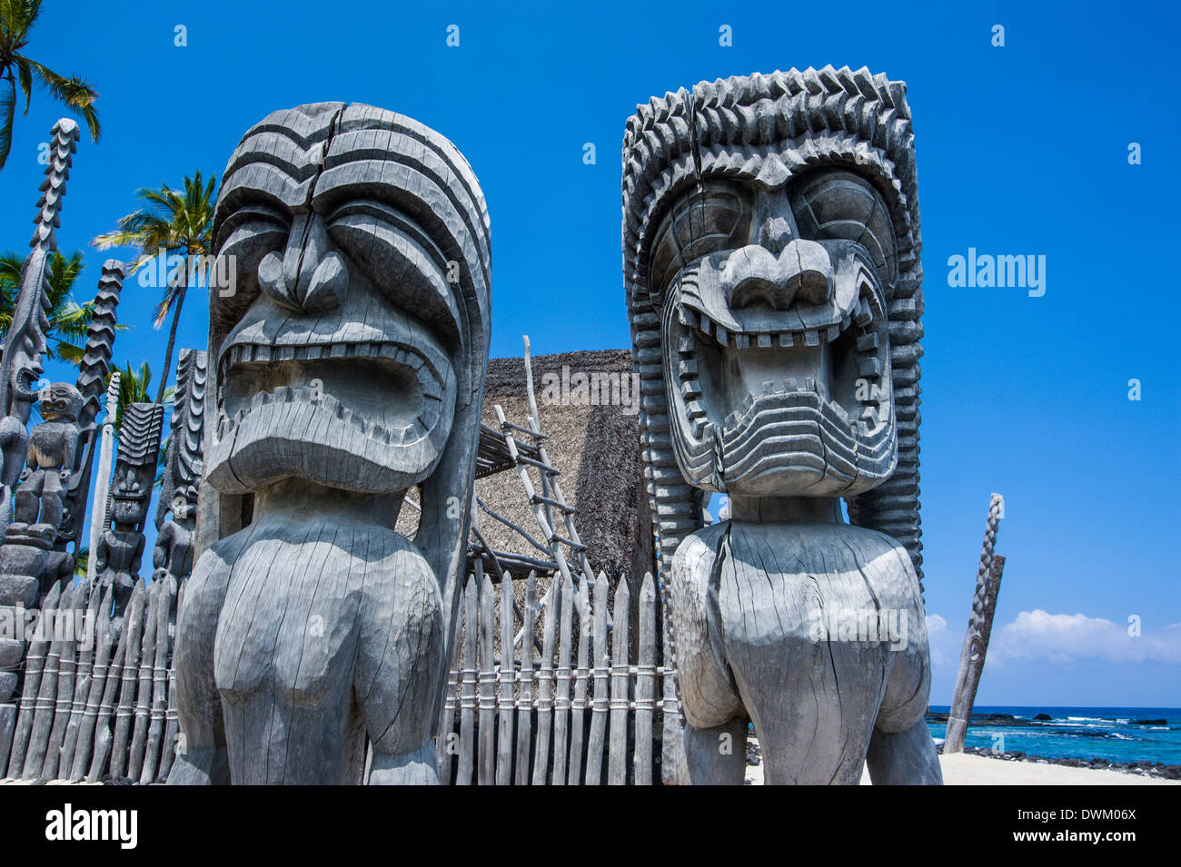 Statue in legno in Puuhonua o Honaunau National Historical Park, Big Island, Hawaii, Stati Uniti d'America, il Pacifico Foto Stock