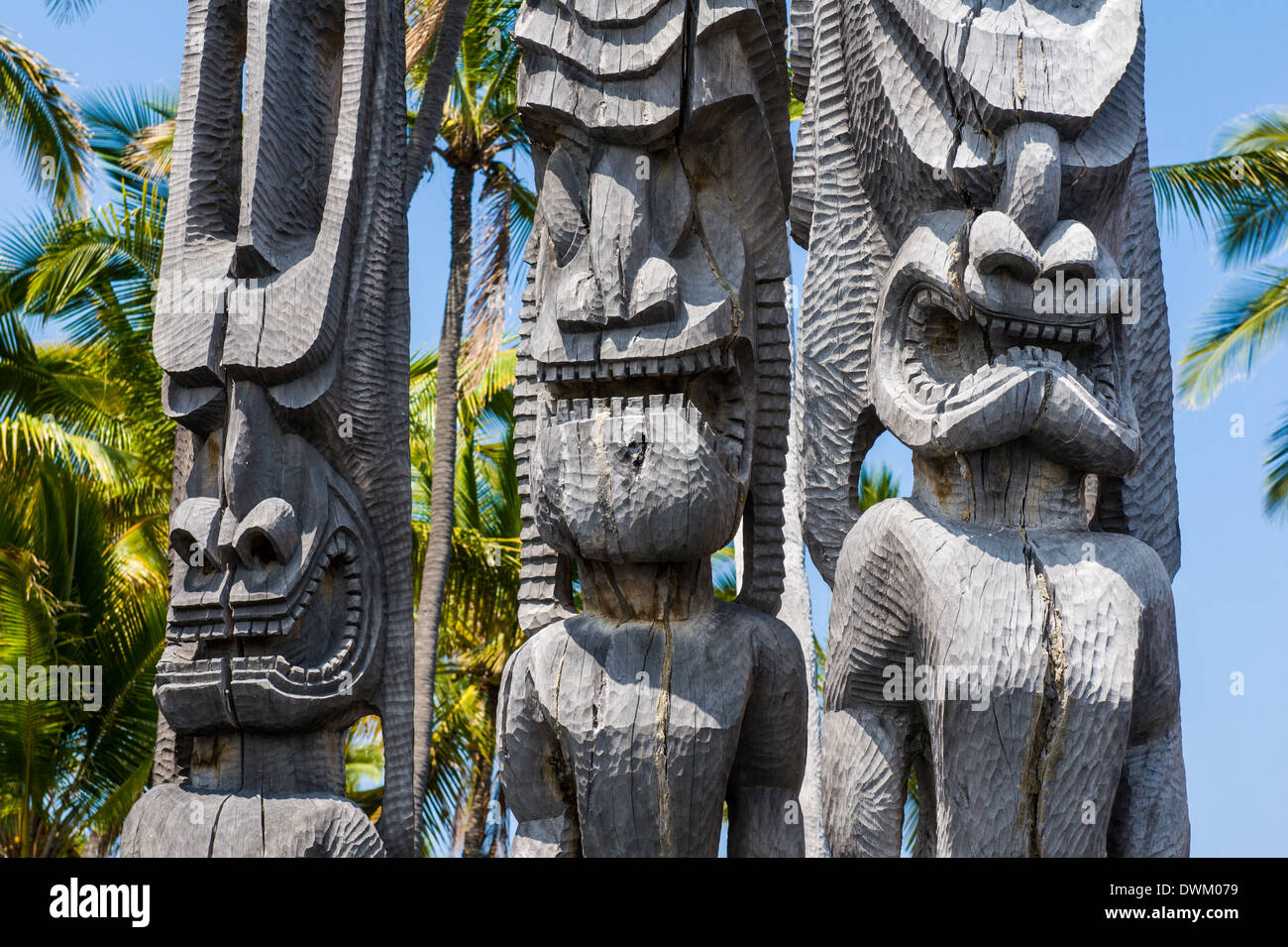 Statue in legno nel Puuhonua o Honaunau National Historical Park, Big Island, Hawaii, Stati Uniti d'America, il Pacifico Foto Stock