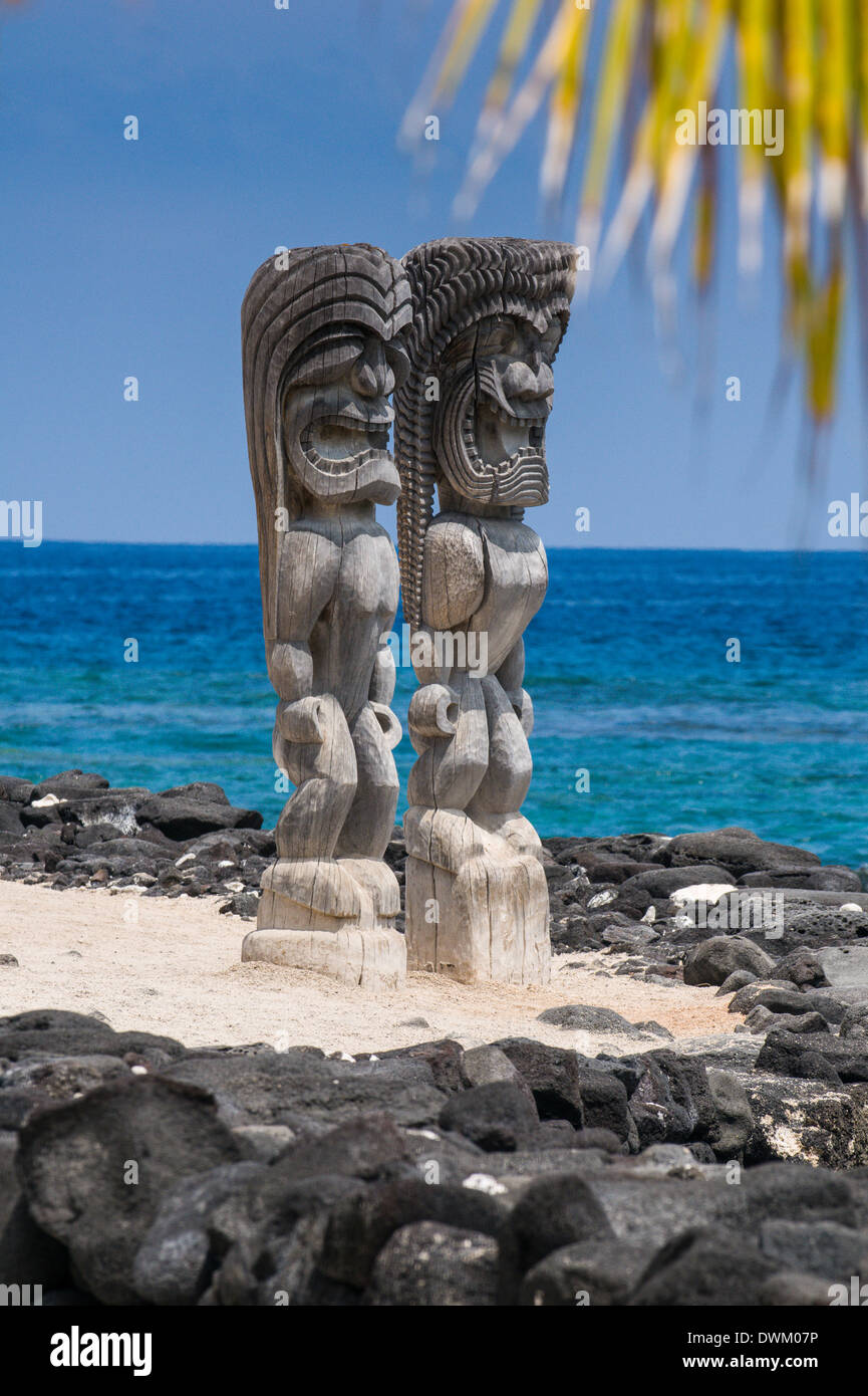 Statue in legno nel Puuhonua o Honaunau National Historical Park, Big Island, Hawaii, Stati Uniti d'America, il Pacifico Foto Stock