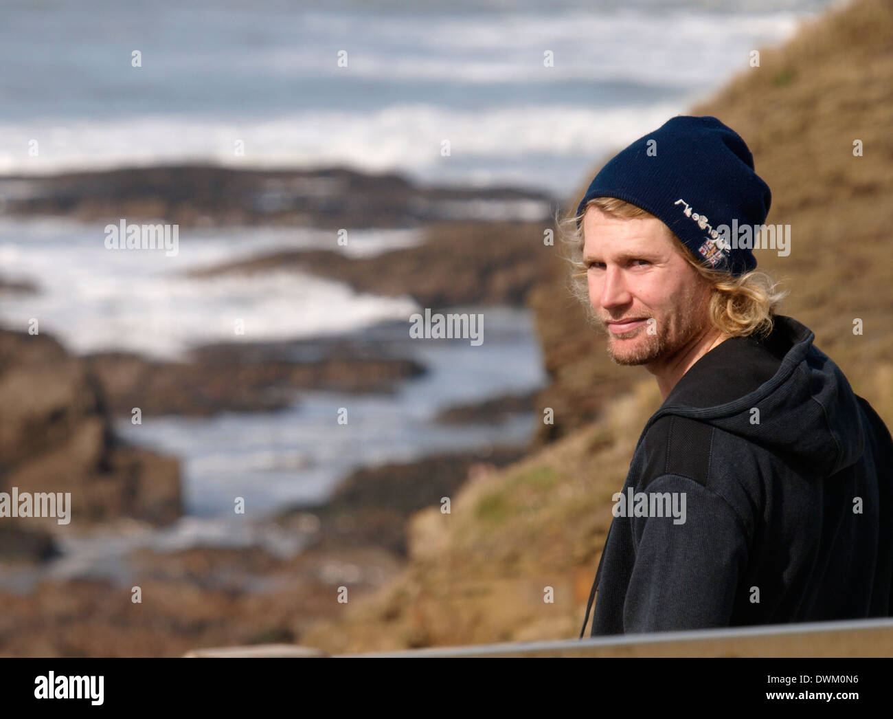 Uomo adulto presso la costa, Bude, Cornwall, Regno Unito Foto Stock