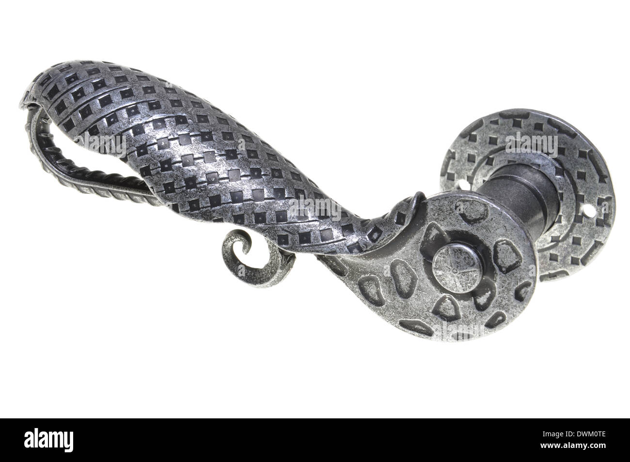 Ferro battuto maniglia della porta isolata su sfondo bianco Foto Stock