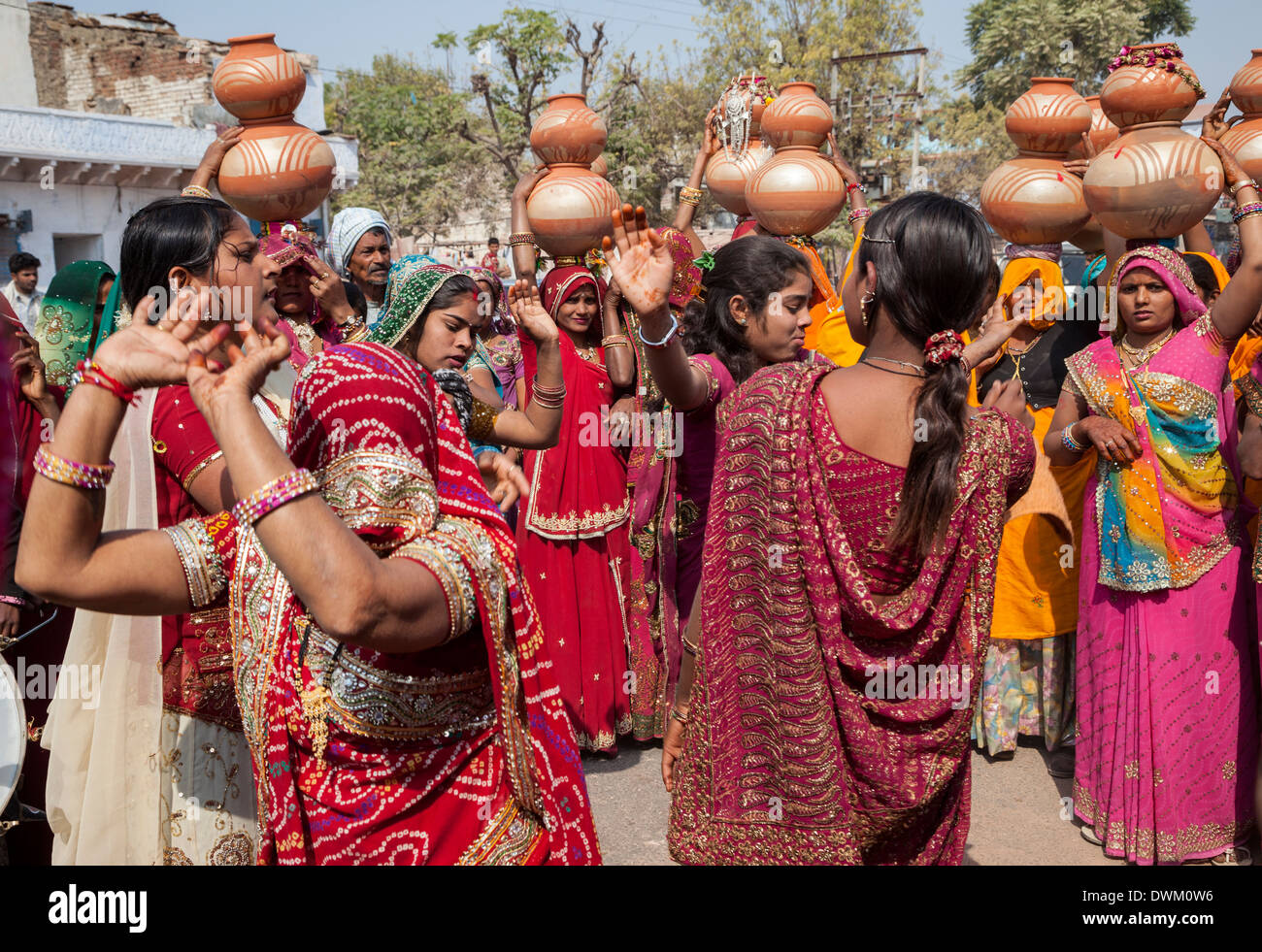 Rajasthan, India. Donne che danzano in un pre-la celebrazione dei matrimoni. Foto Stock Rajasthan, India. Donne che danzano in un pre-la celebrazione dei matrimoni. Foto Stock