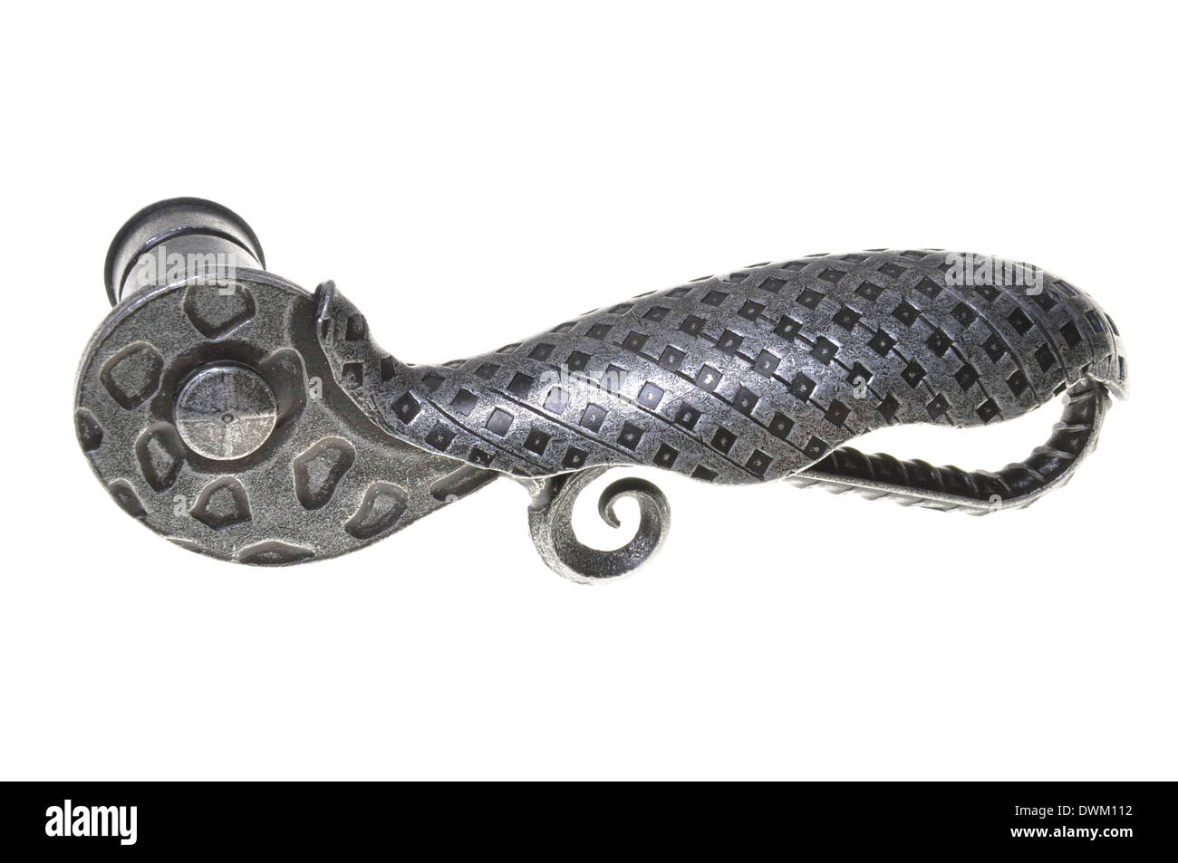 Ferro battuto maniglia della porta isolata su sfondo bianco Foto Stock