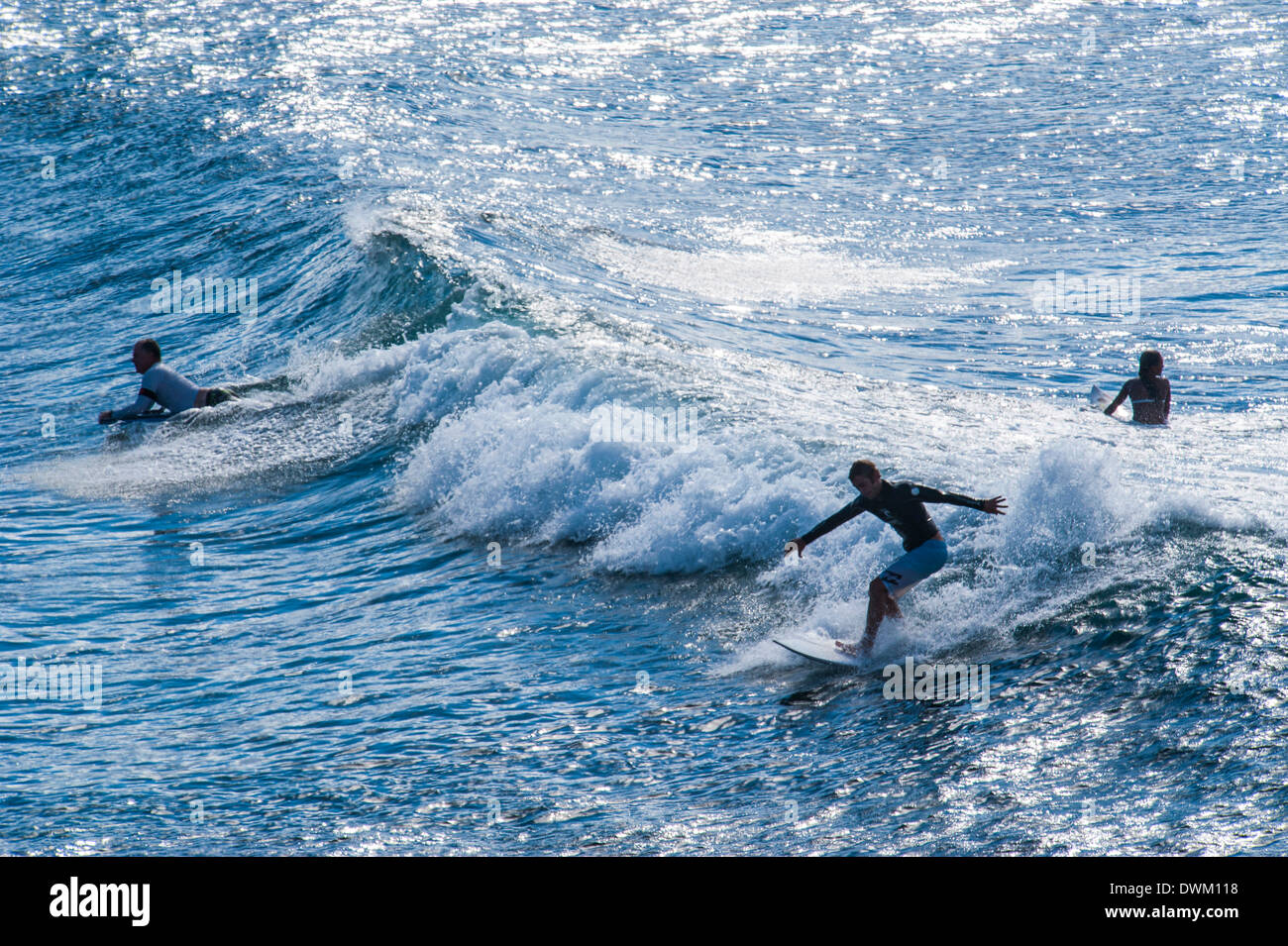 I surfisti a Hookipa Beach Park, Paai, Maui, Hawaii, Stati Uniti d'America, il Pacifico Foto Stock