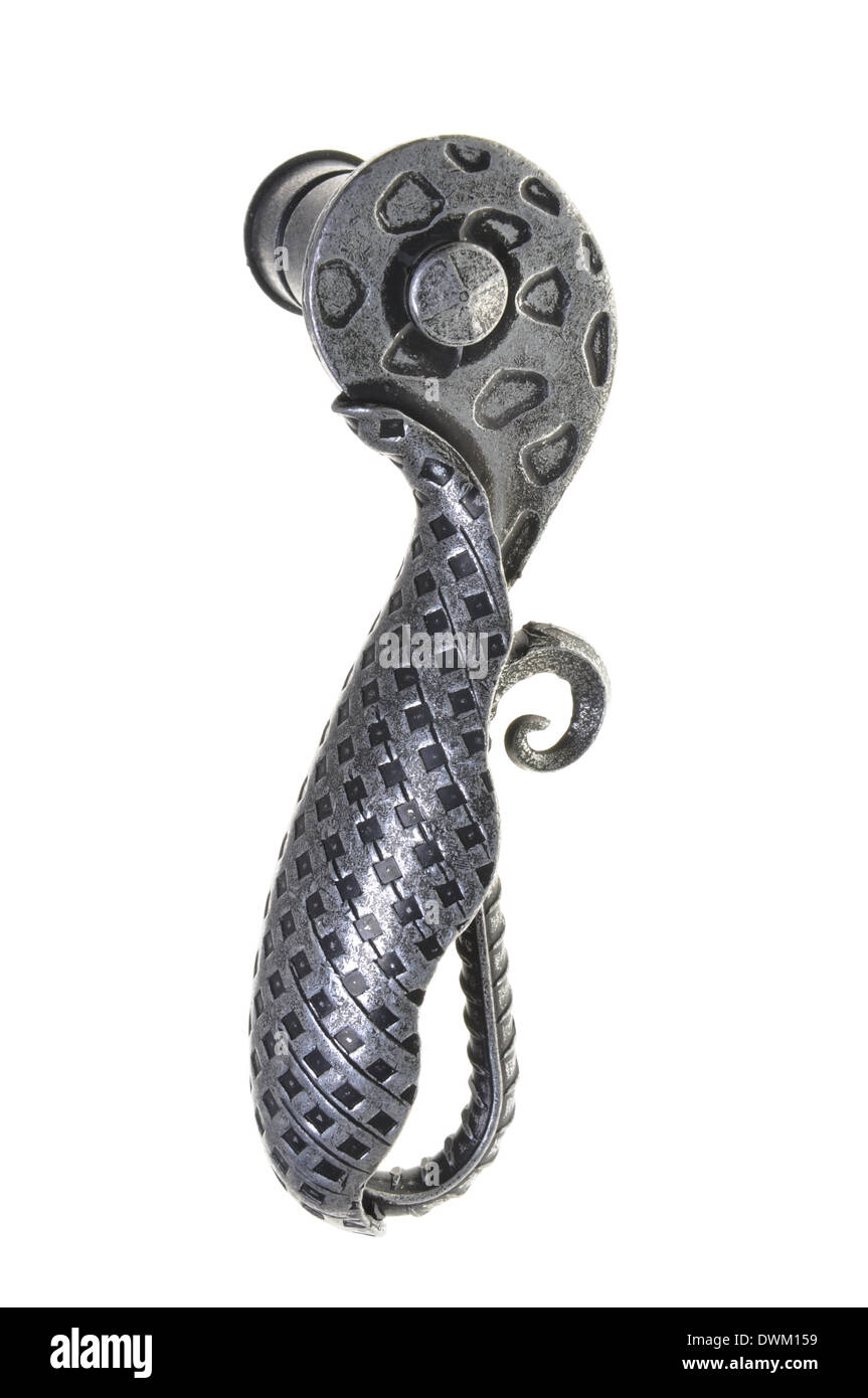 Ferro battuto maniglia della porta isolata su sfondo bianco Foto Stock