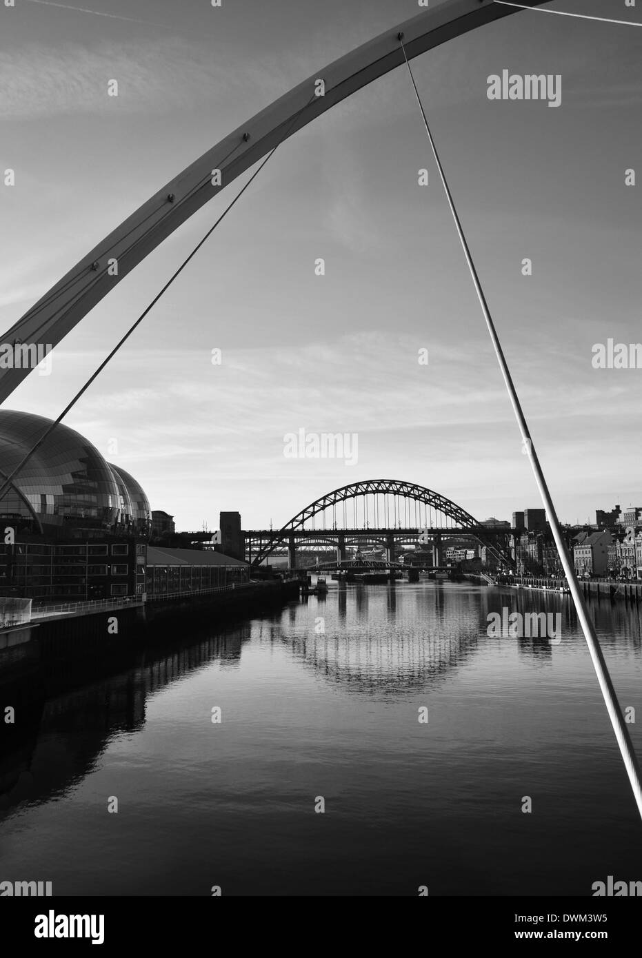 Vista del Newcastle upon Tyne, Quayside Il Sage Gateshead Tyne Bridge Millennium bridge fiume Tyne Foto Stock