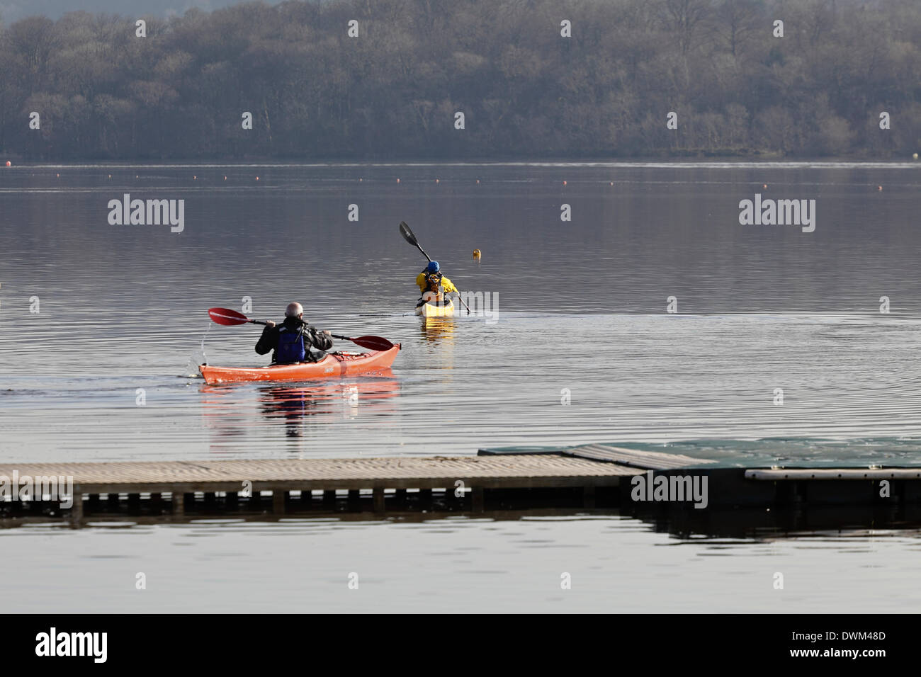 Castle Semple Visitor Center, Lochwinnoch, Renfrewshire, Scozia, Regno Unito, martedì, 11 gennaio, 2014. Due canoisti che si stabilono al sole della mattina presto sul castello di Scople Loch nel Clyde Muirshiel Regional Park Foto Stock