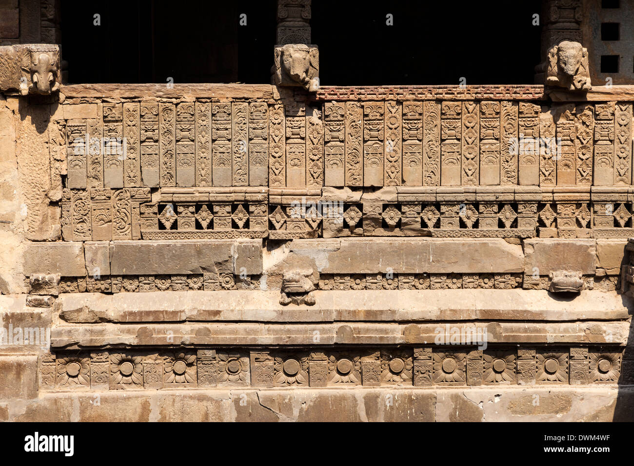 Stone carving, compresi Ganesh, Chand Baori passo ben, Abhaneri Village, Rajasthan, India. Costruito 800-900A.D. Foto Stock