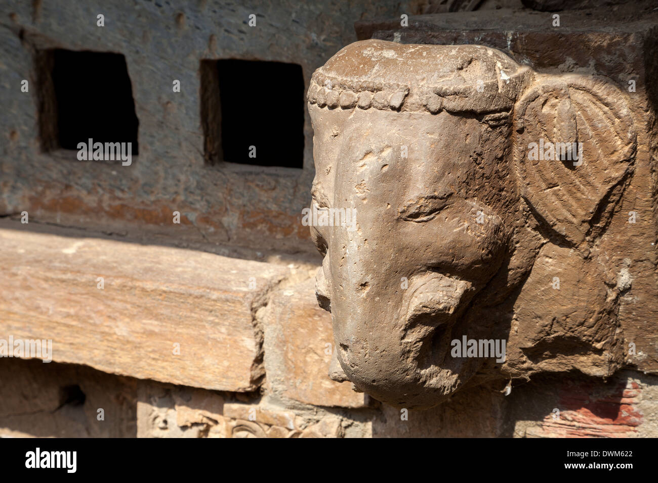 Pietra scolpita testa di Ganesh, Indù protettore delle famiglie, Chand Baori passo ben, Abhaneri, Rajasthan, India. Costruito 800-900A.D. Foto Stock