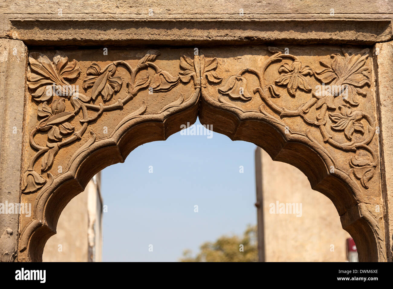 Pietra scolpita Archway oltre l'uscita dall'Chand Baori passo ben, Abhaneri Village, Rajasthan, India. Costruito 800-900A.D. Foto Stock