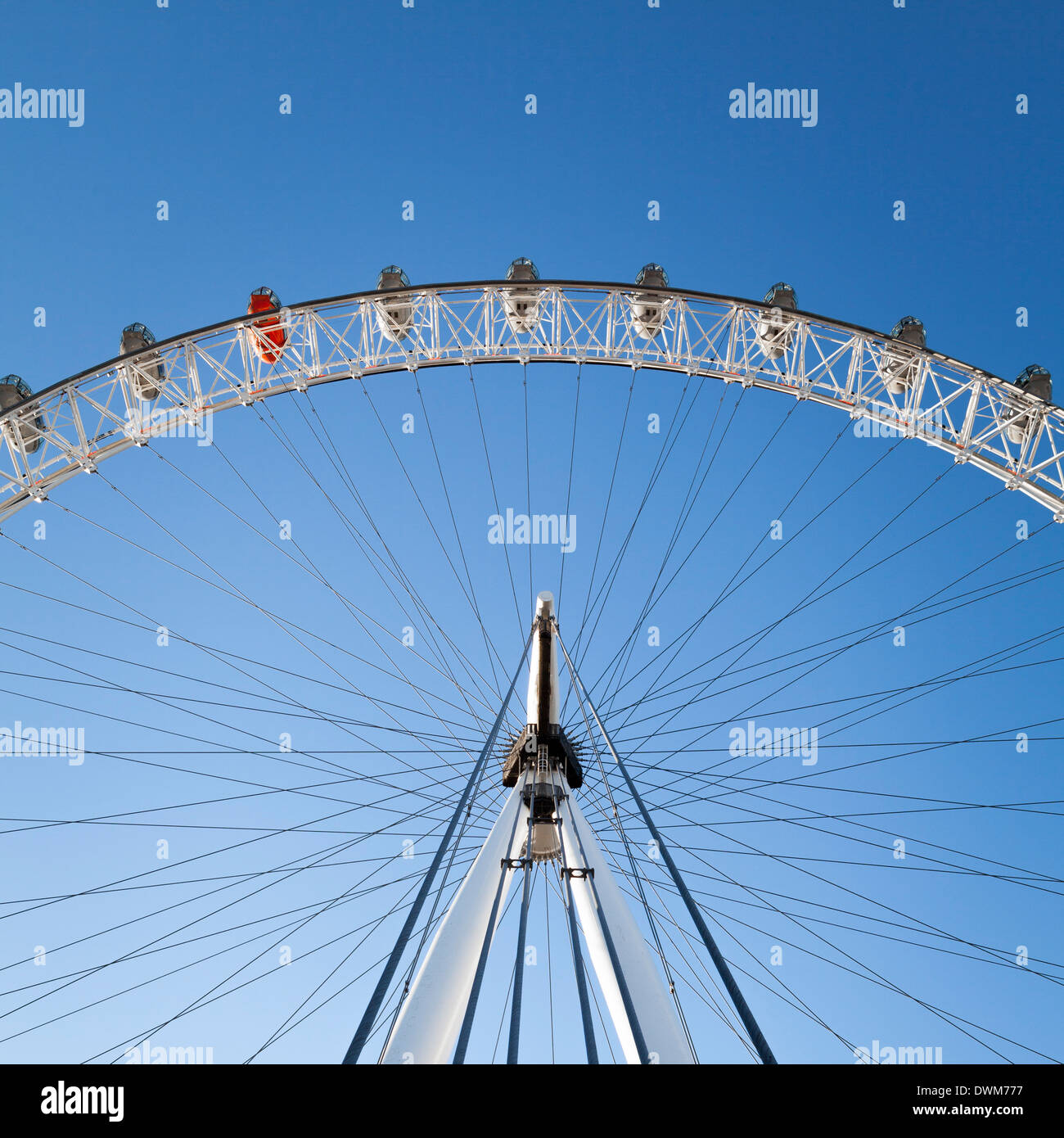 Il London Eye su una luminosa giornata di sole, London, England, Regno Unito, Europa Foto Stock