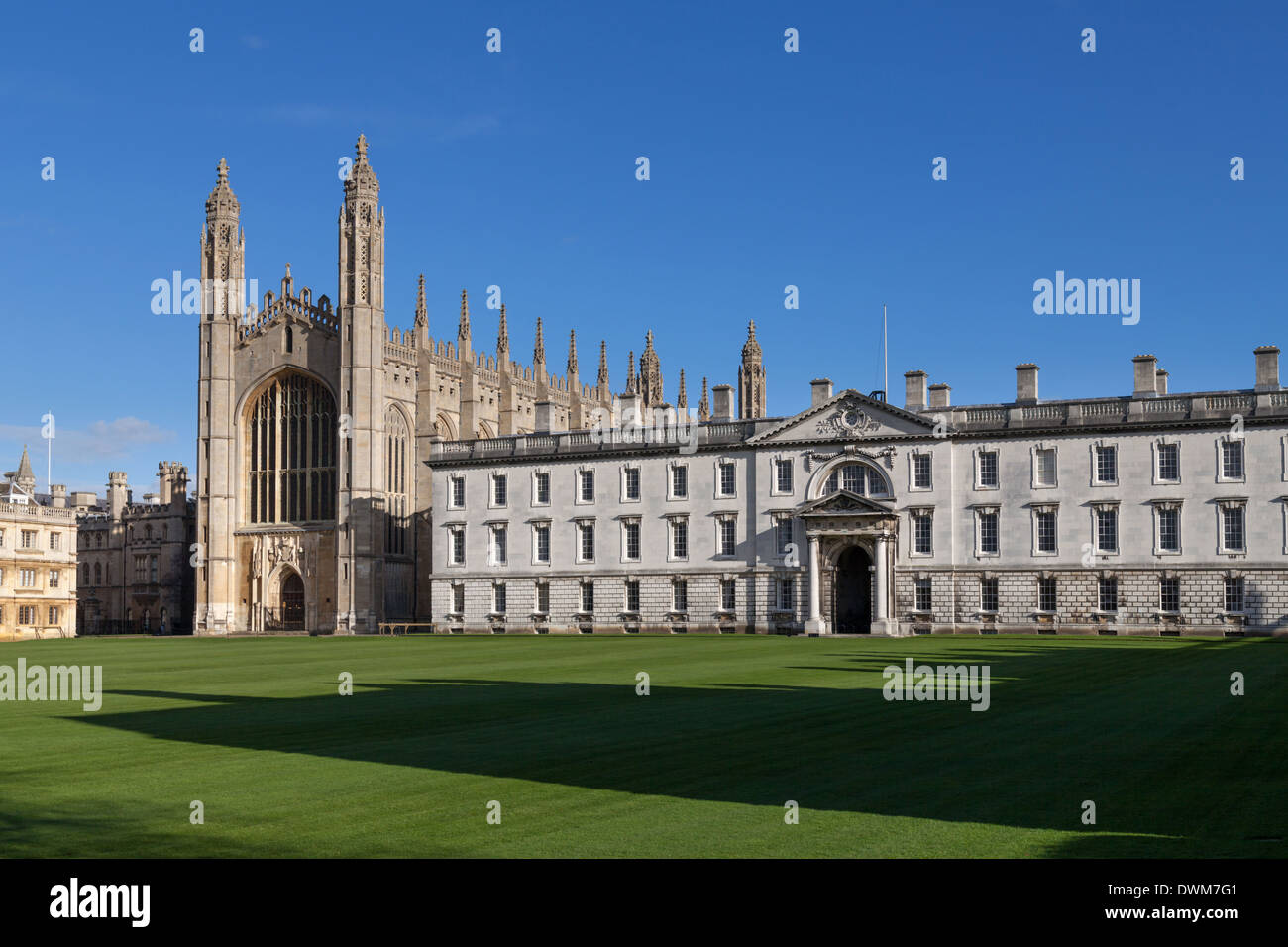 Kings College di Cambridge prato posteriore cappella ed edificio di Gibbs in una giornata di sole Foto Stock