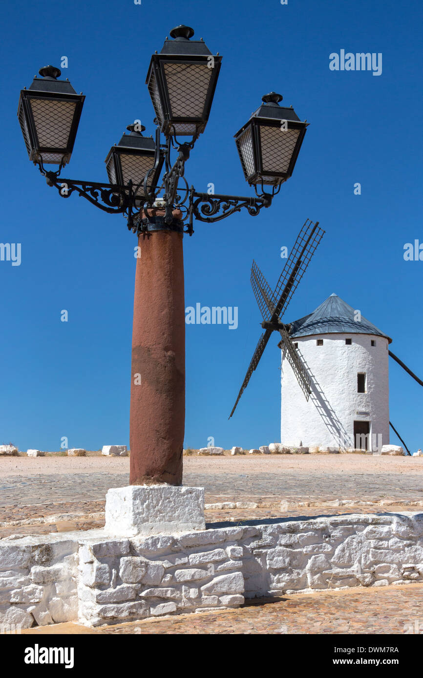 Mulino a vento a Campo de Criptana nella Mancha di Spagna centrale. Foto Stock