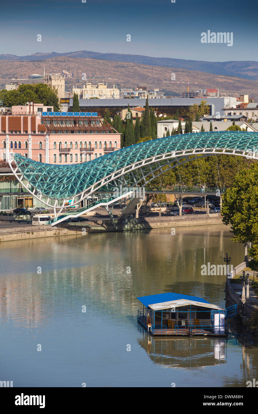 Ponte di Pace (Ponte di Pace) al di sopra del Mtkvari Kura (Fiume), Tbilisi, Georgia, nel Caucaso e in Asia Centrale, Asia Foto Stock