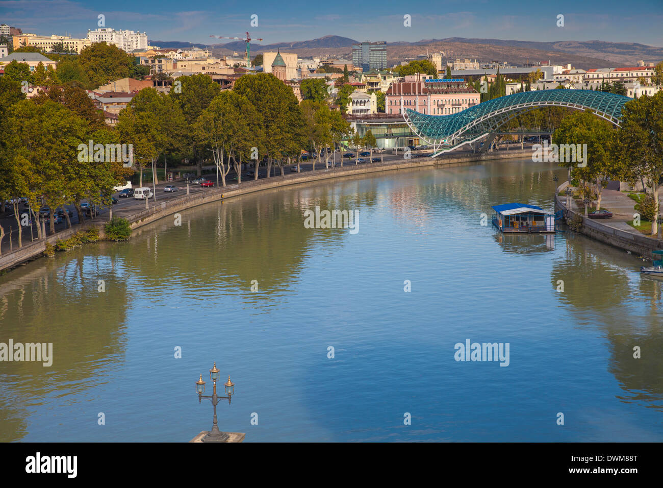 Ponte di Pace (Ponte di Pace) al di sopra del Mtkvari Kura (Fiume), Tbilisi, Georgia, nel Caucaso e in Asia Centrale, Asia Foto Stock